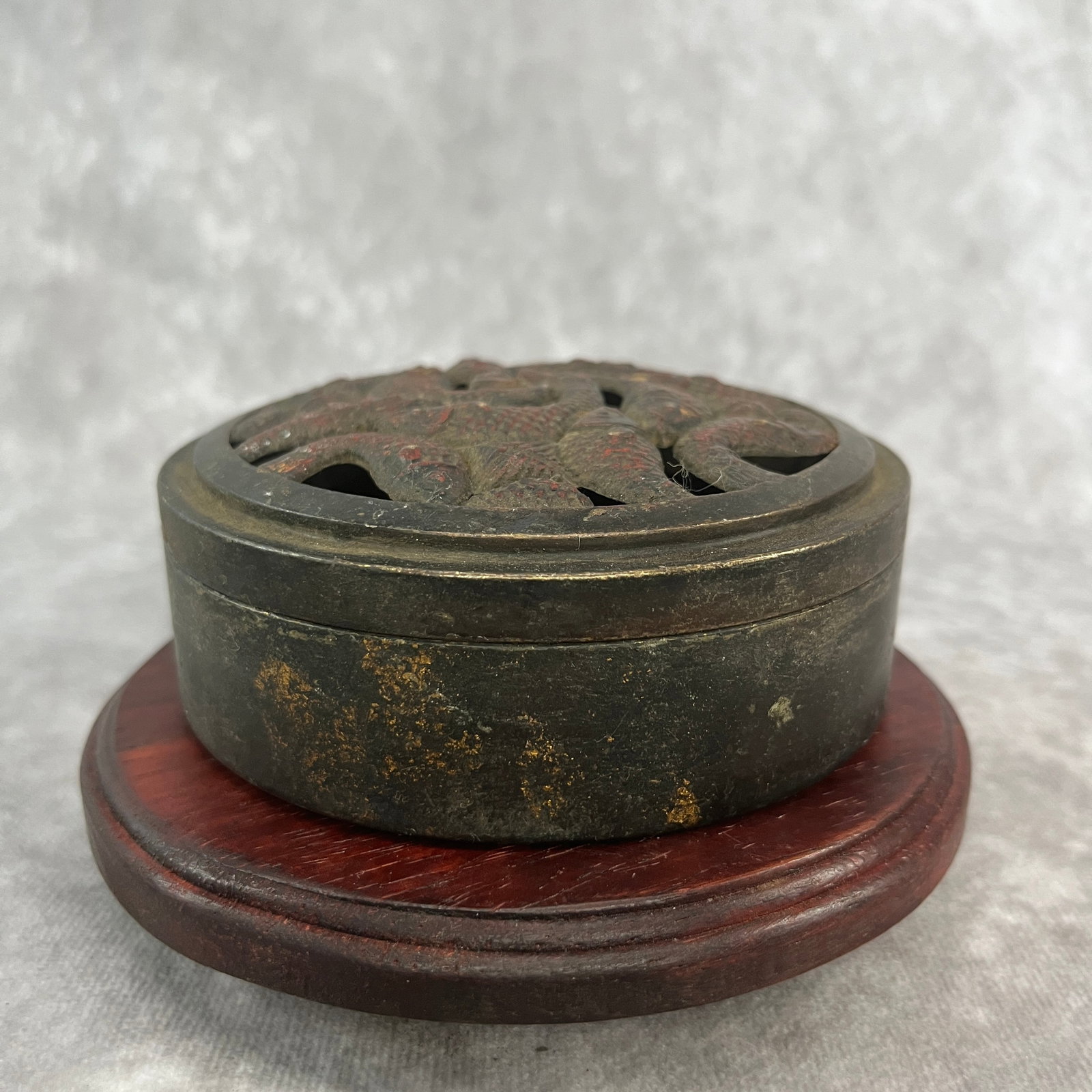 A FINE BRONZE CIRCULAR COVERED INCENSE BURNER