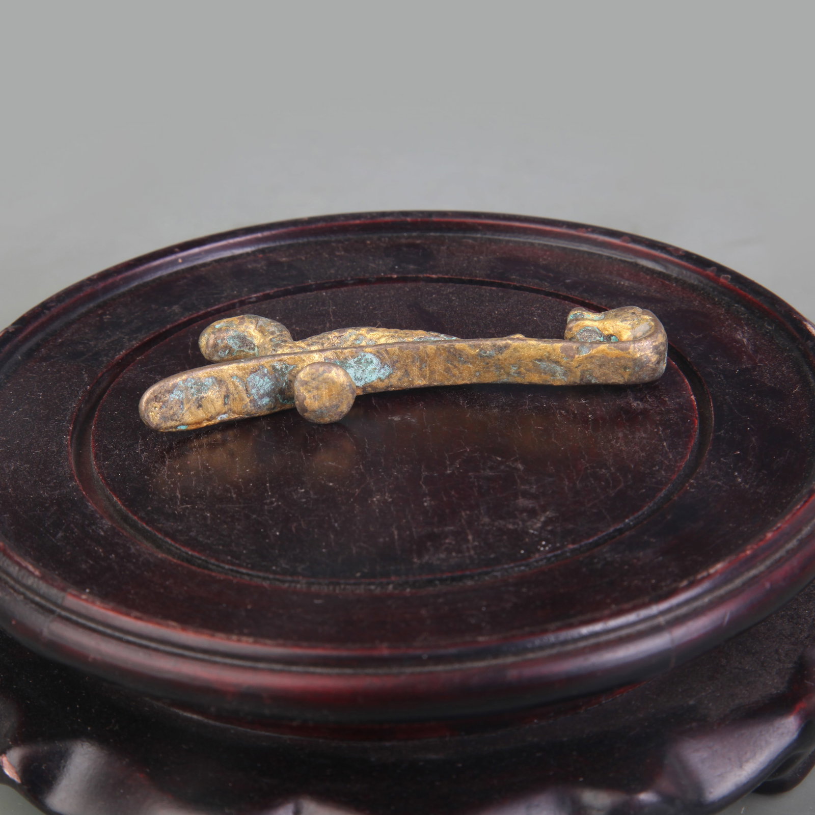 A SMALL GILT BRONZE BELT HOOK - 4