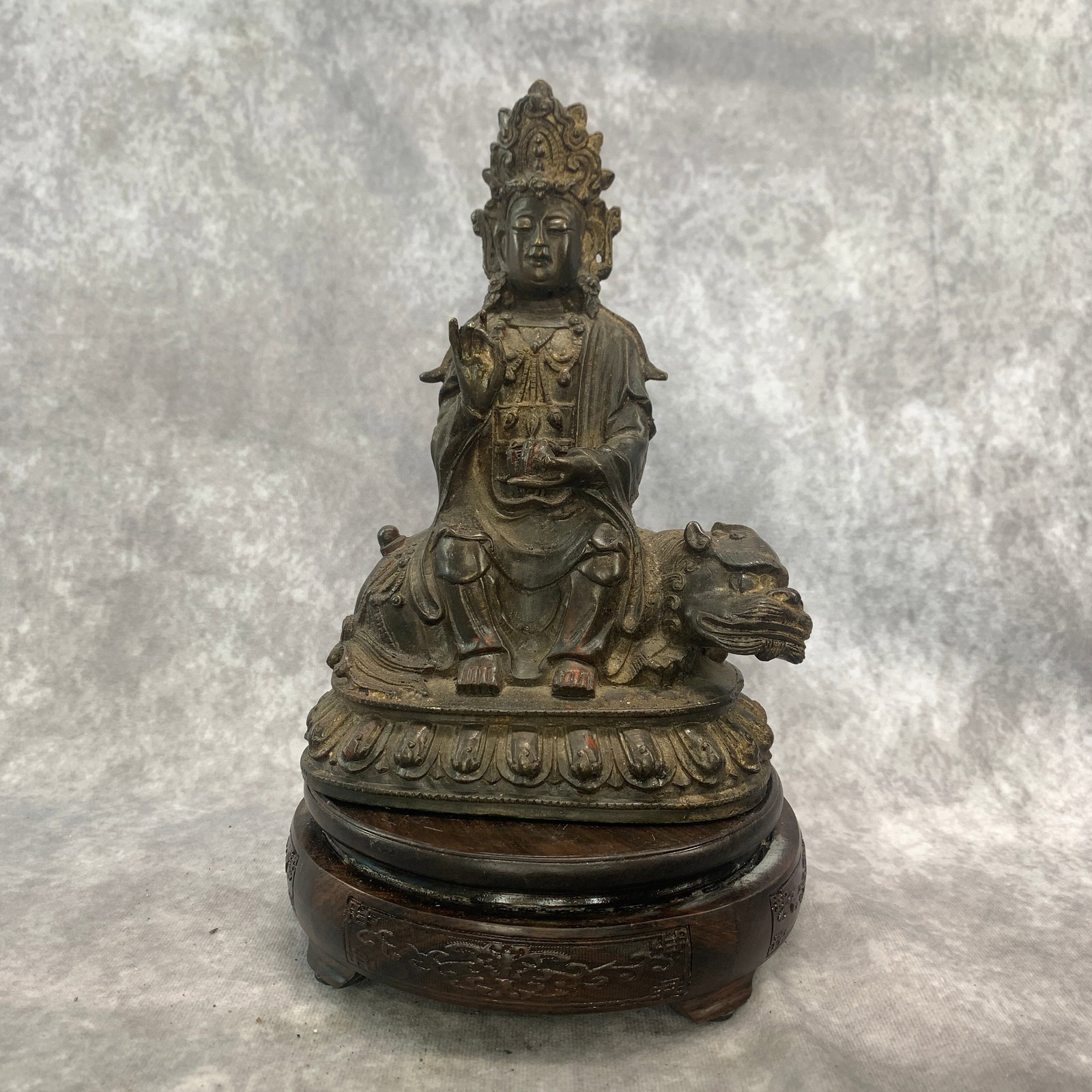 A FINE BRONZE BODHISATTVA MANJUSHRI ON A LION
