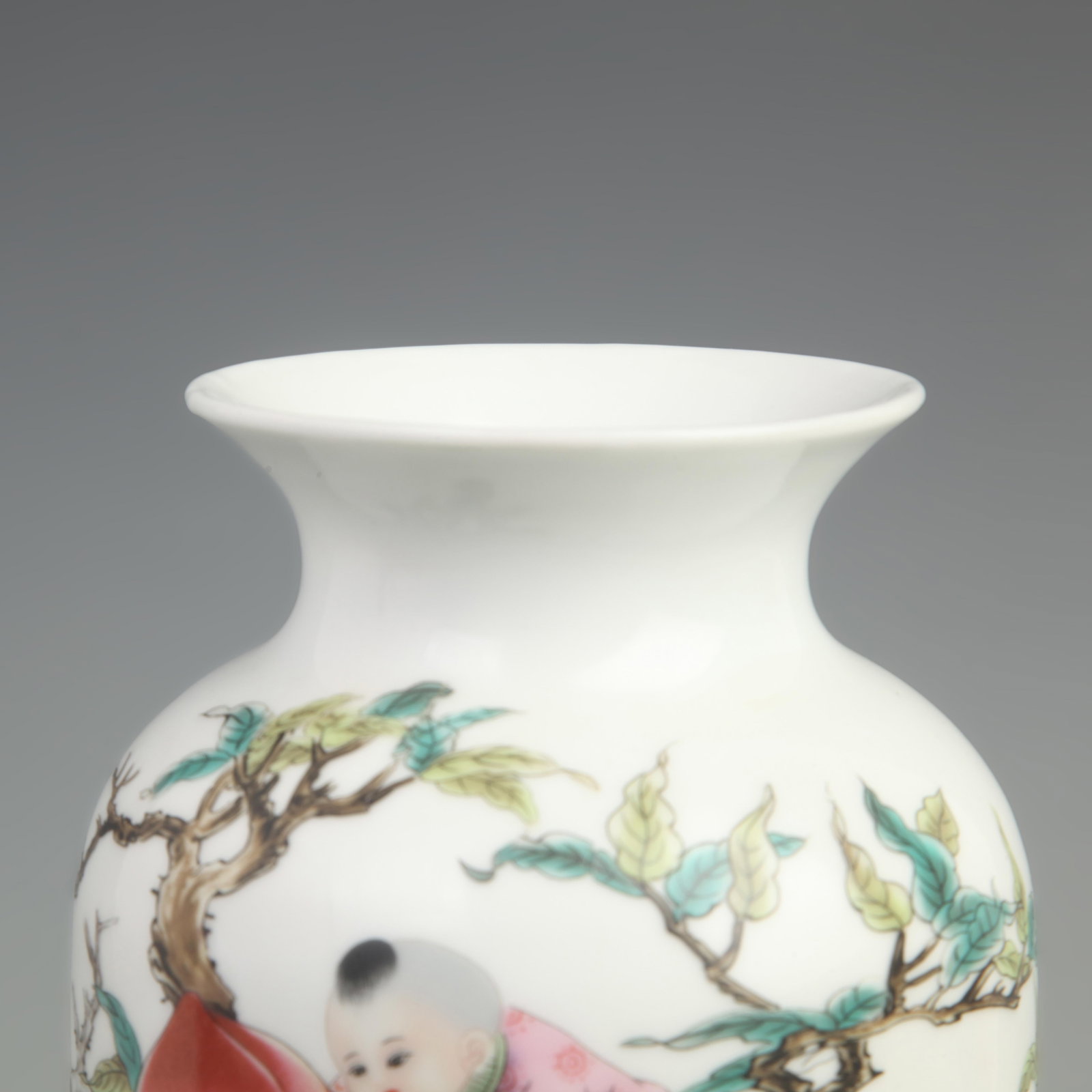 A FINE FAMILLE ROSE NINE PEACH PATTERN PORCELAIN VASE: Qing Dynasty Dao Guang Period; High: 11.6 inch; Width: 5.8 inch; Wooden base for diplay only