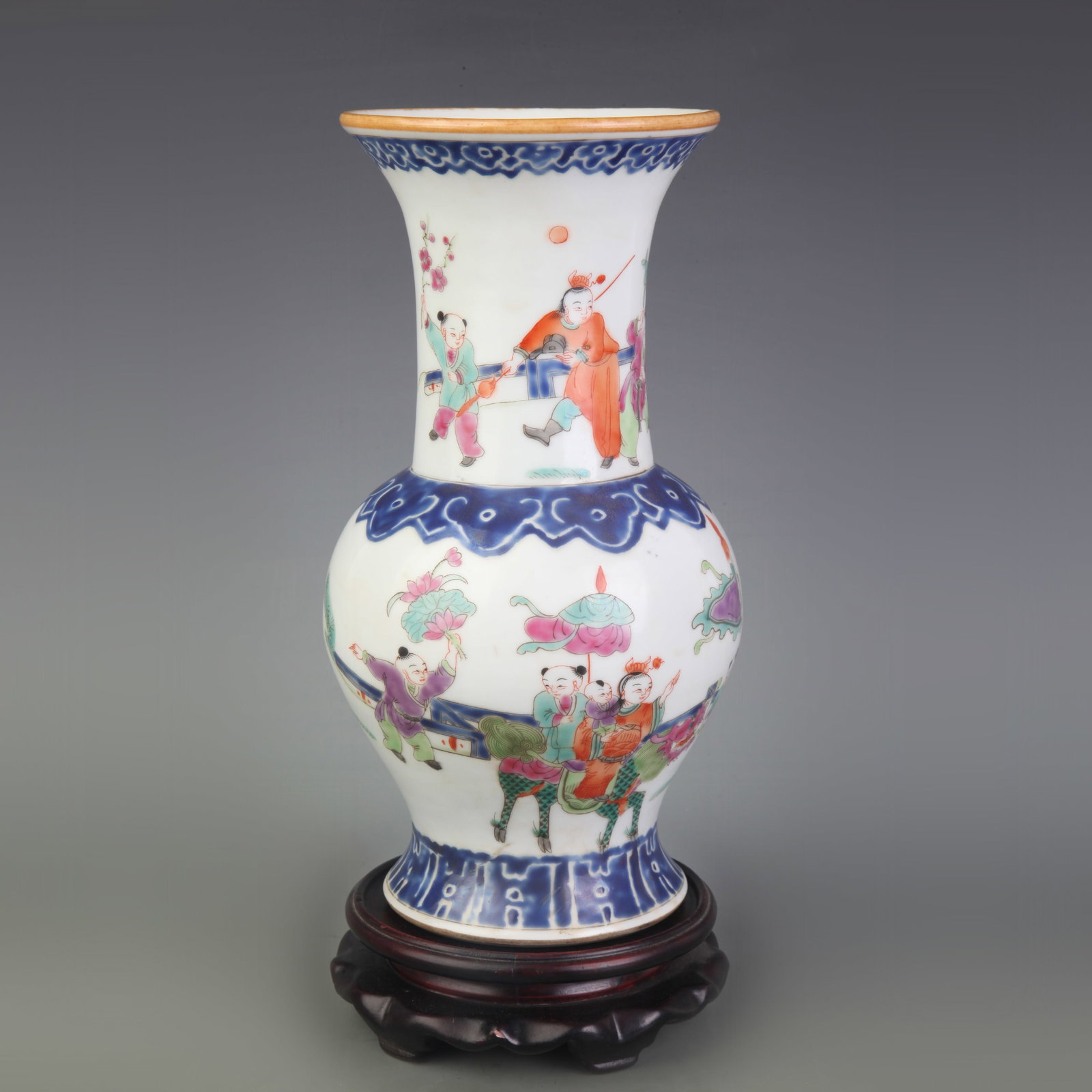 A FINE FAMILLE-ROSE FIGURE PATTERN PORCELAIN VASE