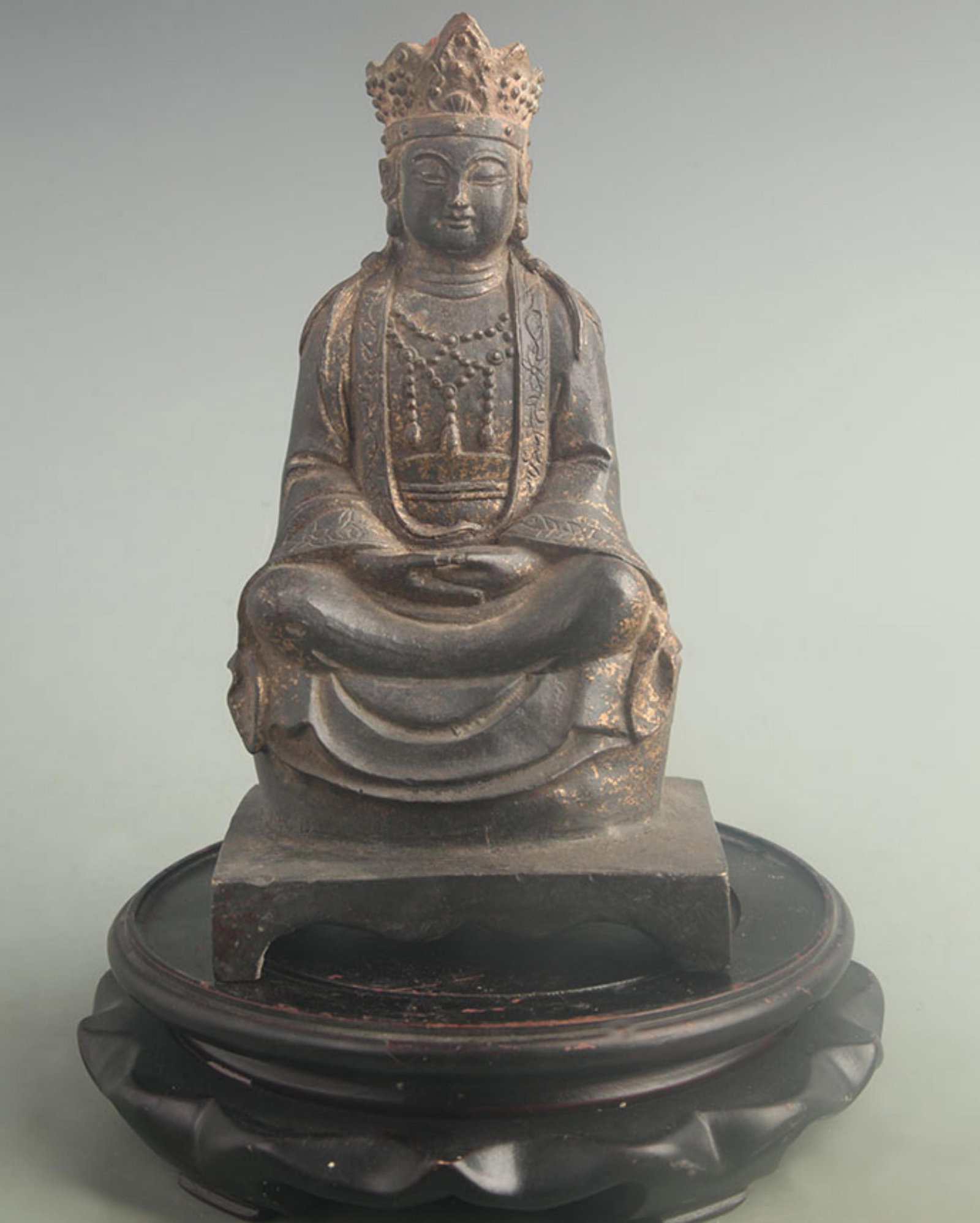 A FINE GILT BRONZE SEATED GUANYIN STATUE