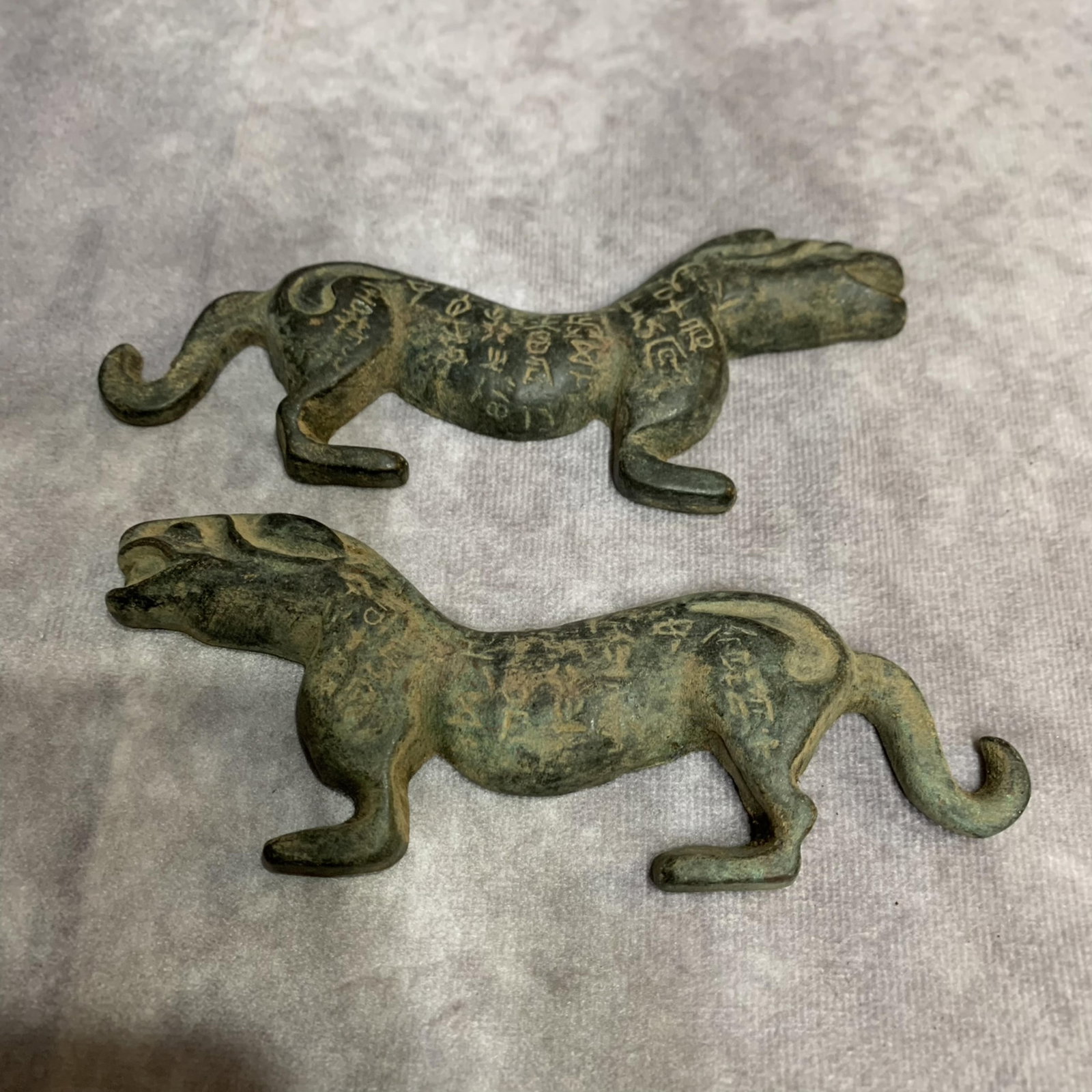 PAIR OF TIGER FIGURE BRONZE PENDANT: Qin Dynasty; Long: 5.5 inch; High: 2.0 inch; Diameter: 0.3 inch