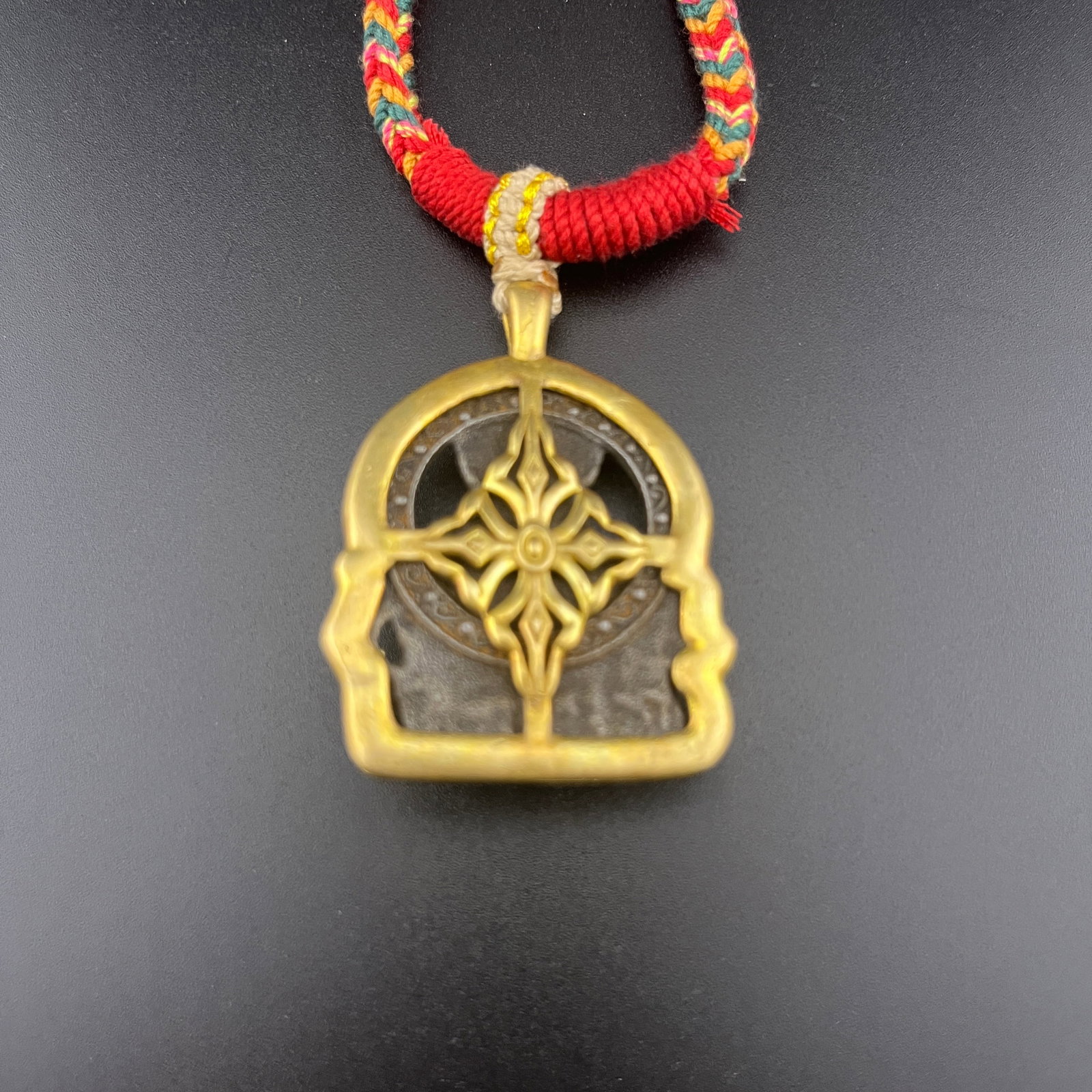 A FINE TIBETAN BUDDHIST AMULET - 3