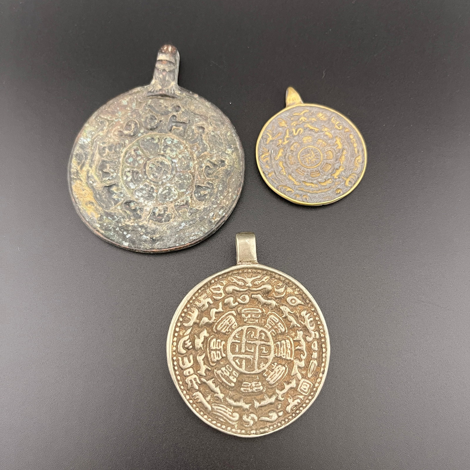 GROUP OF THREE TIBETAN NINE PALACE BAGUA SIPAHO PENDANT