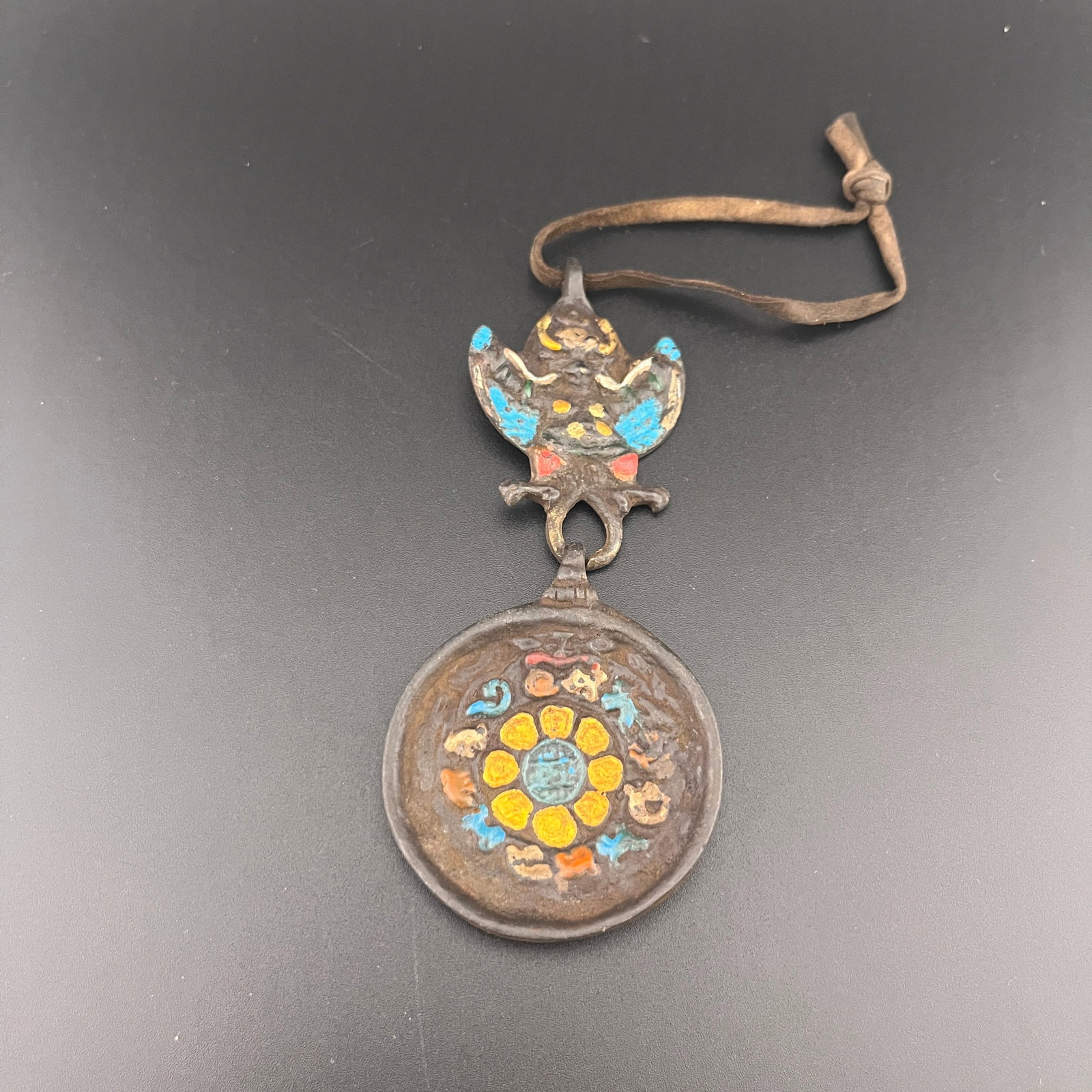 A FINE TIBETAN PROTECTION AMULET (MELONG PENDANT)