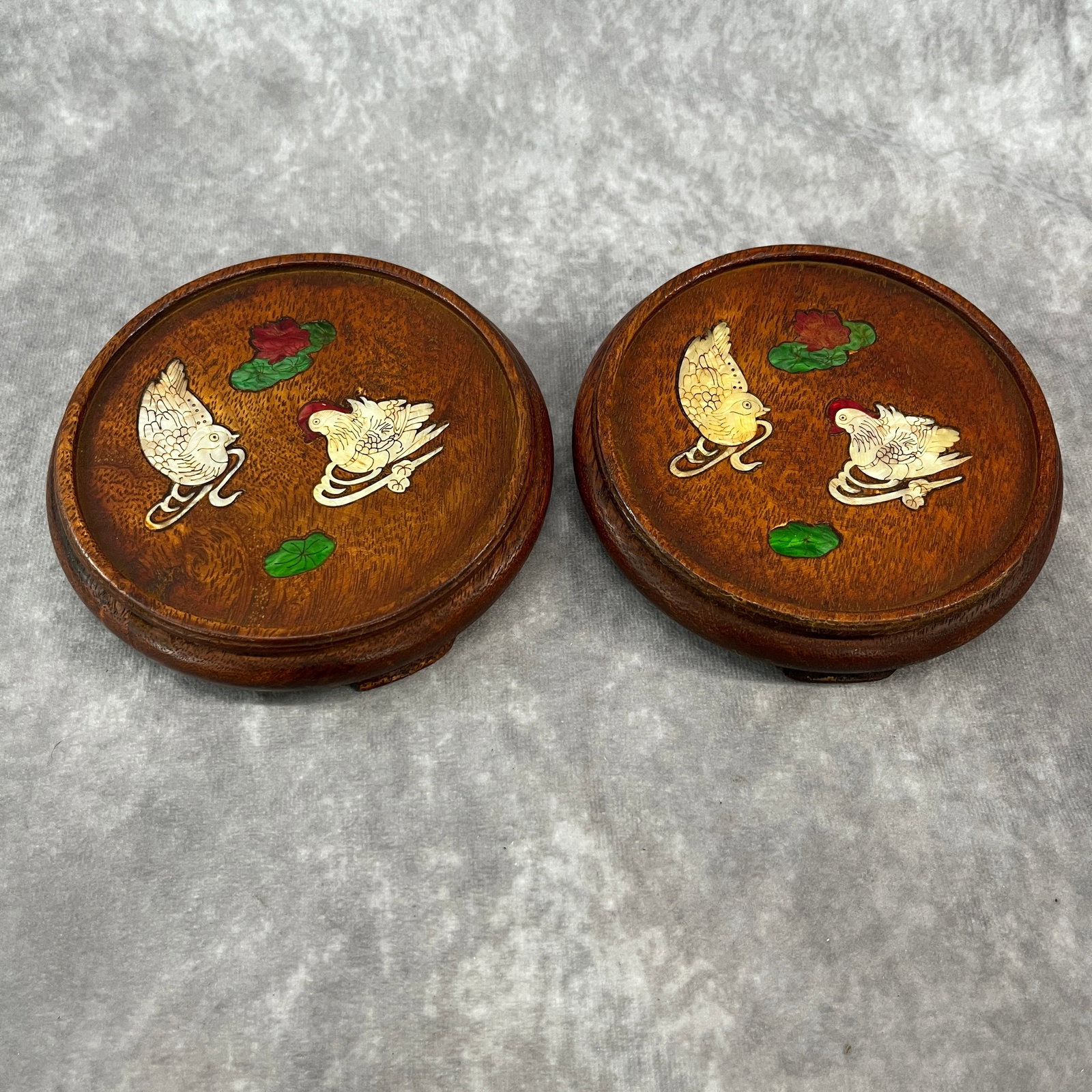 PAIR OF ROSEWOOD DISPLAY STAND INLAY WITH MOTHER-OF-PEARL
