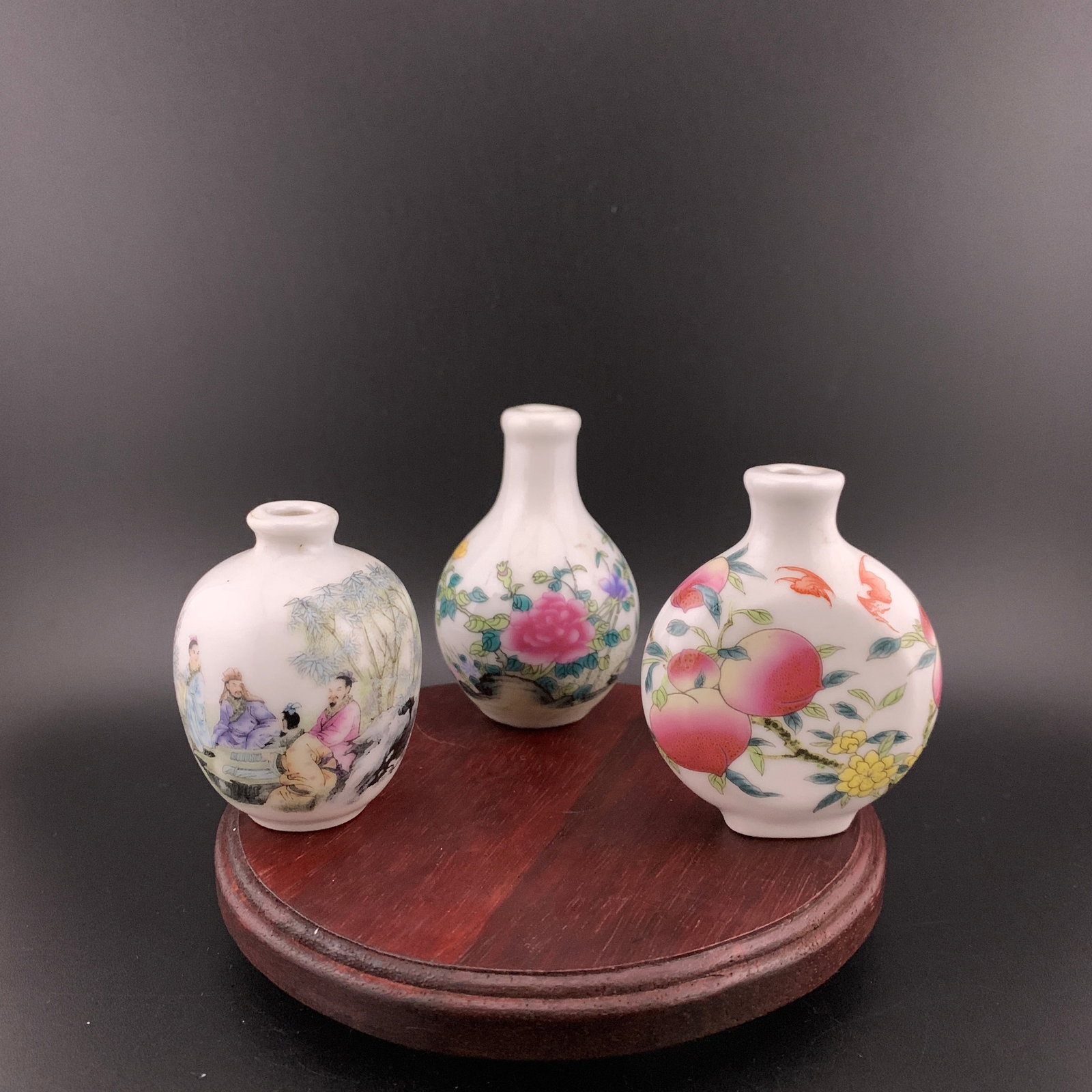 SET OF THREE FAMILLE ROSE PORCELAIN SNUFF BOTTLE