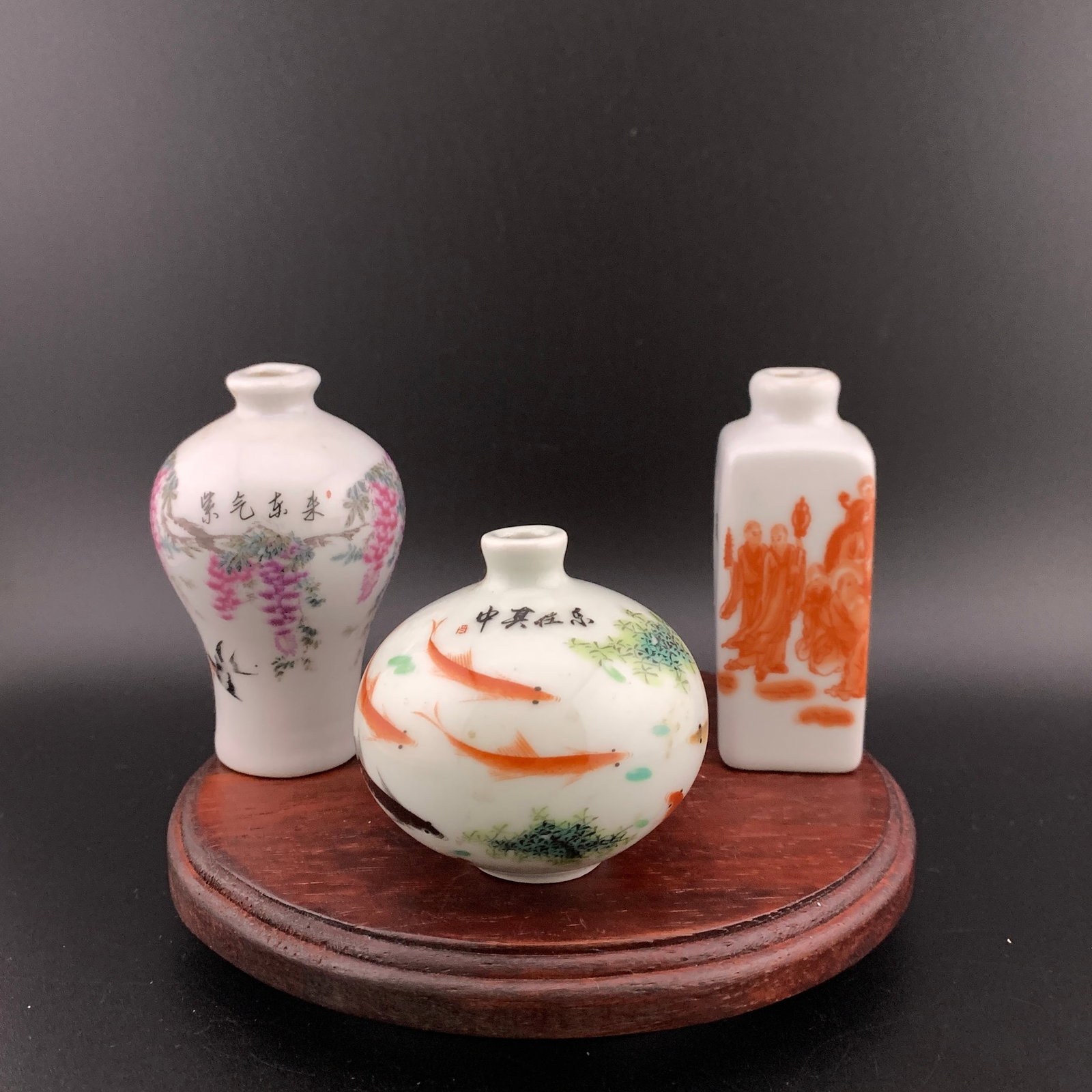SET OF THREE FAMILLE ROSE PORCELAIN SNUFF BOTTLE