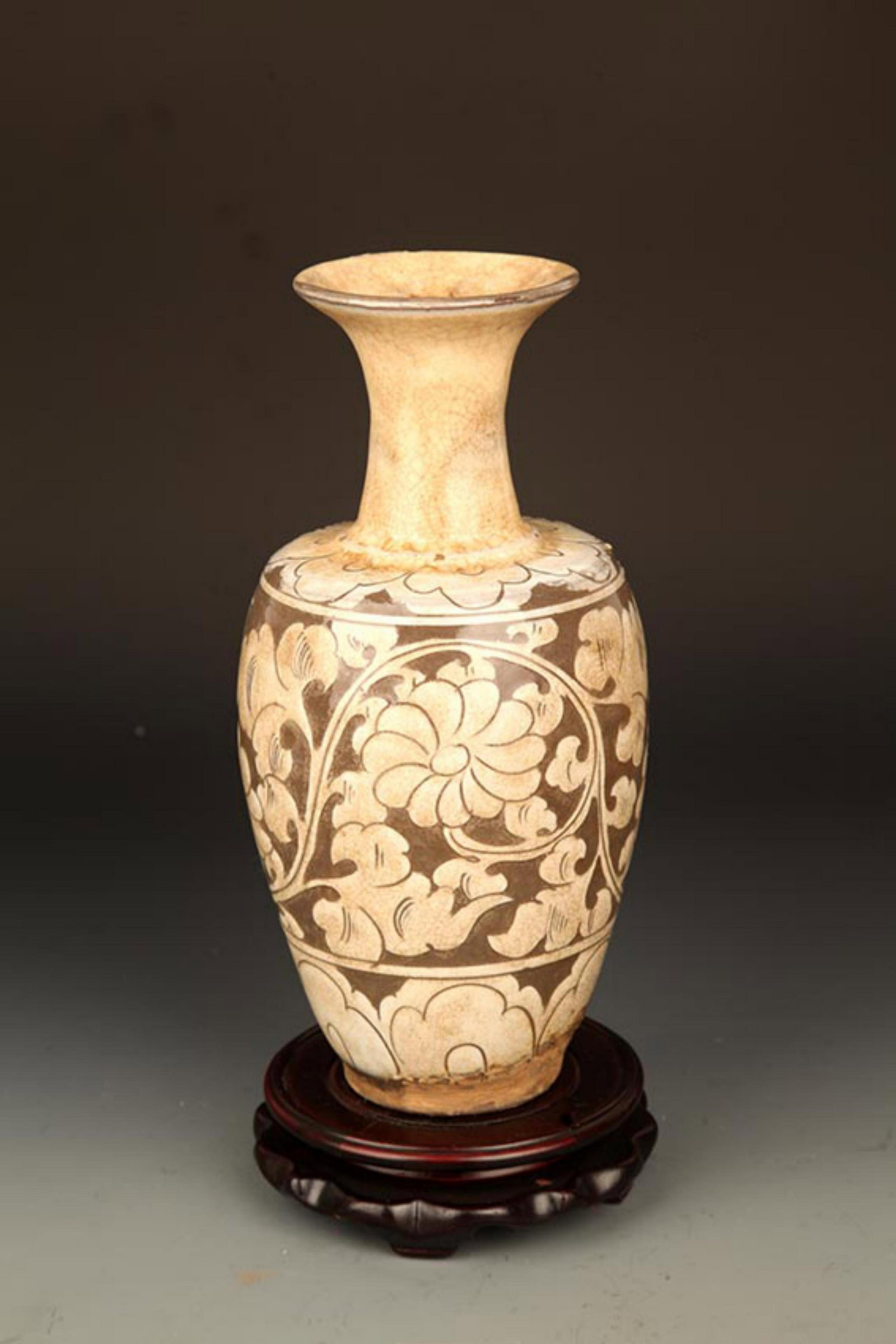 A CIZHOU KILN-STYLE CARVED FLORAL SCROLL PATTERN PORCELAIN VASE