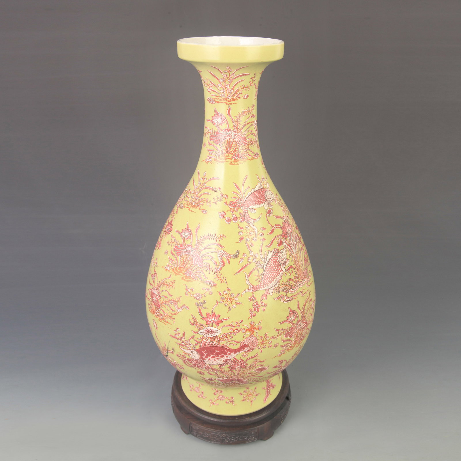 FAMILLE ROSE YELLOW GROUND FISH AND ALGAE PATTERN LARGE VASE