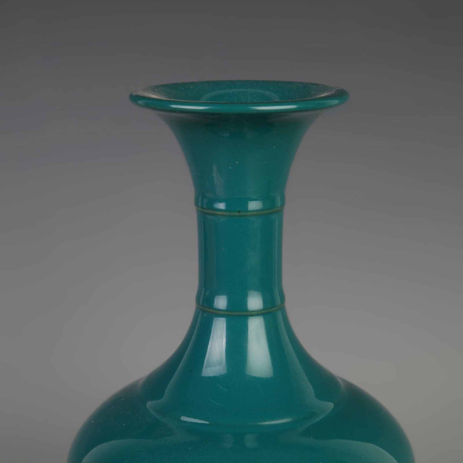 A FINE GREEN GLAZE DISPLAY PORCELAIN VASE: Qing Dynasty Qian Long Period; Diameter: Diameter: 5.5 inch; High: 9.6 inch; Wooden base for diplay only