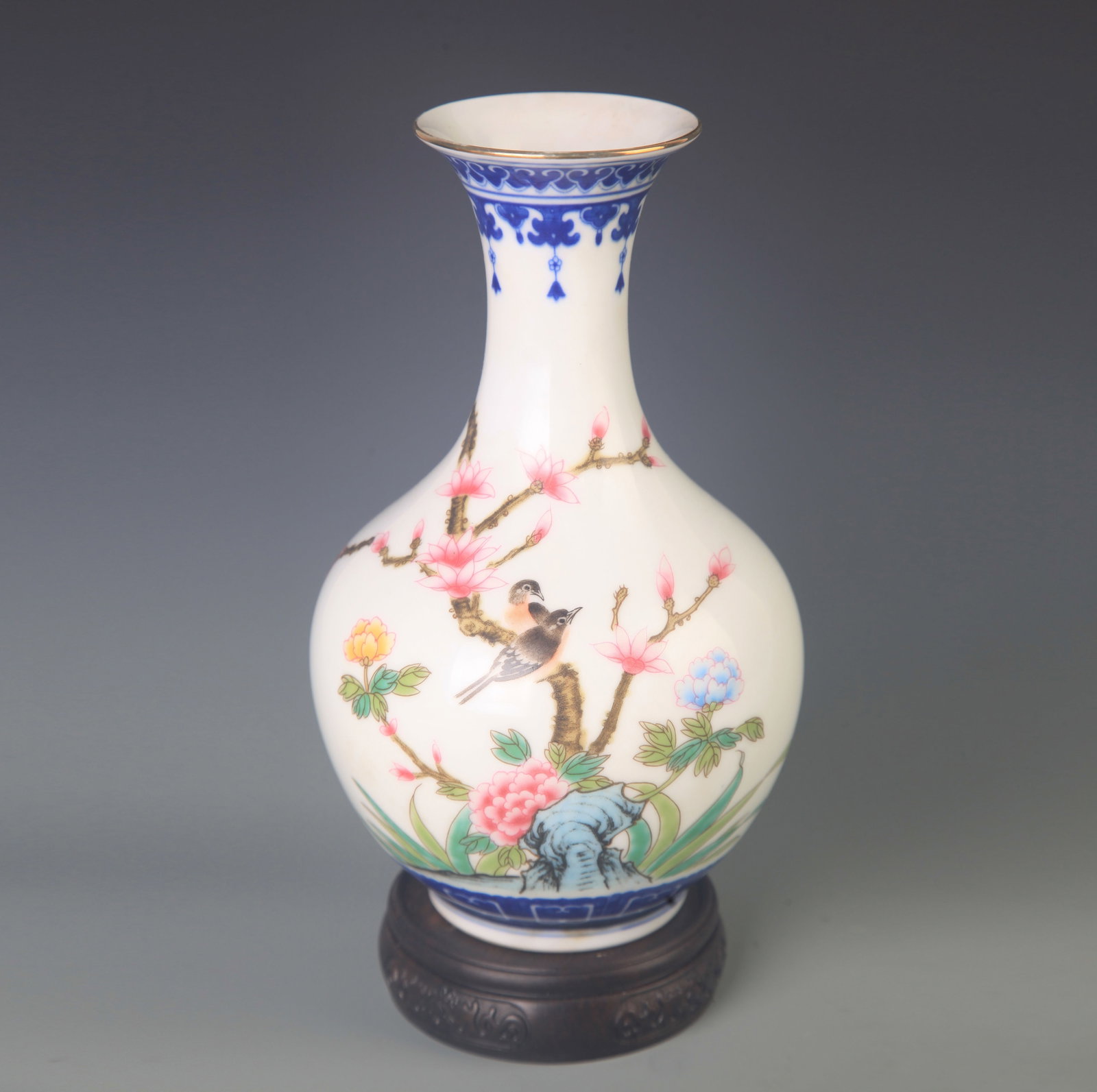 RARE BLUE AND WHITE FAMILLE ROSE TREE PATTERN PORCELAIN VASE