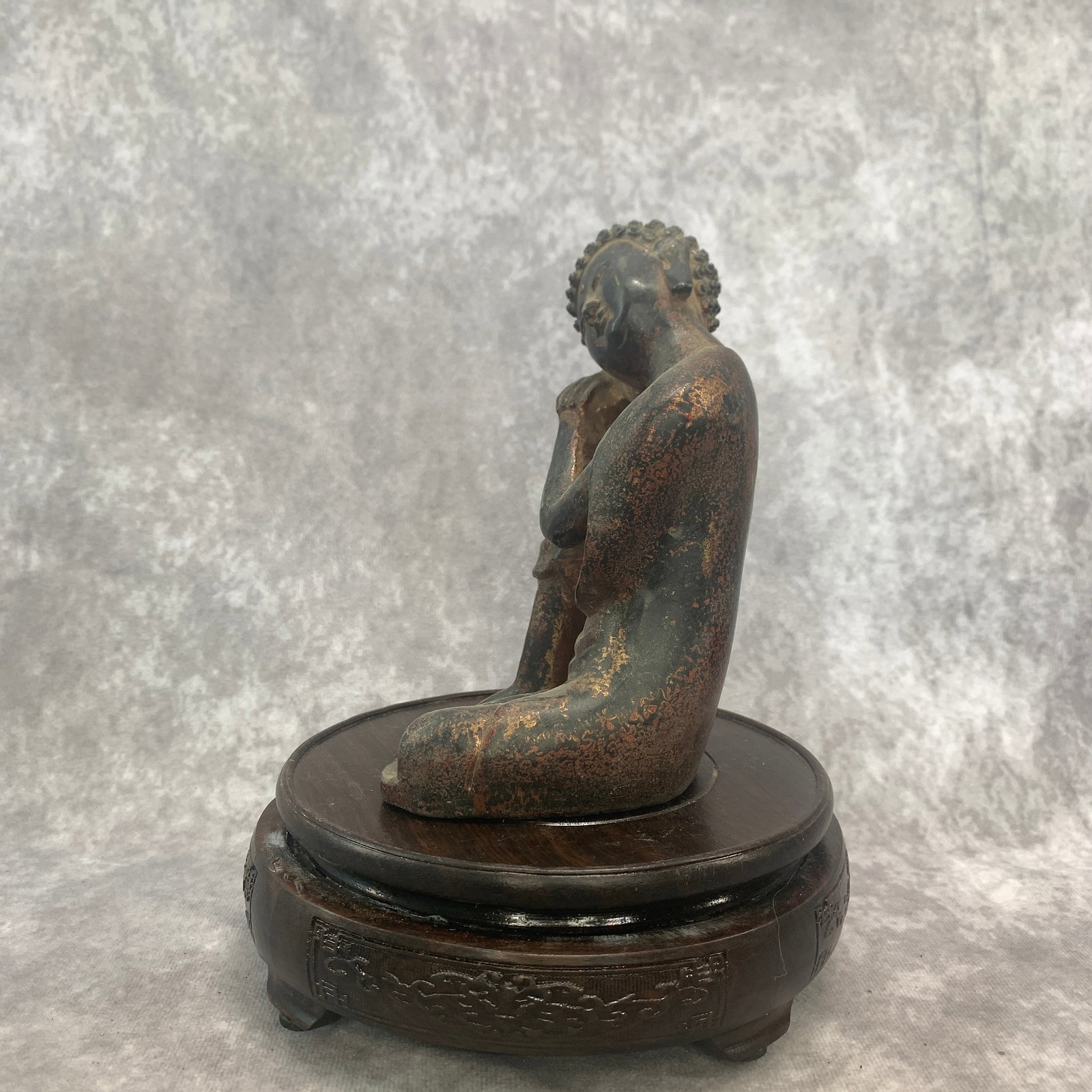 A FINE BRONZE RESTING BUDDHA STATUE - 2
