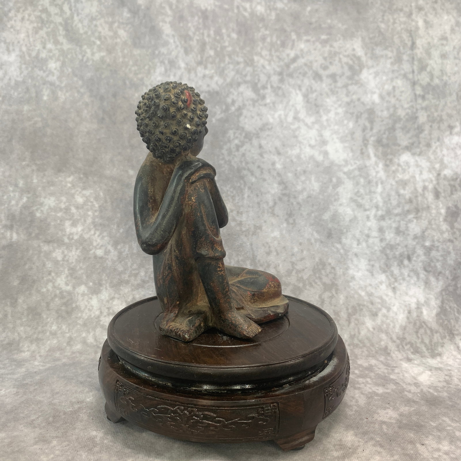 A FINE BRONZE RESTING BUDDHA STATUE - 4