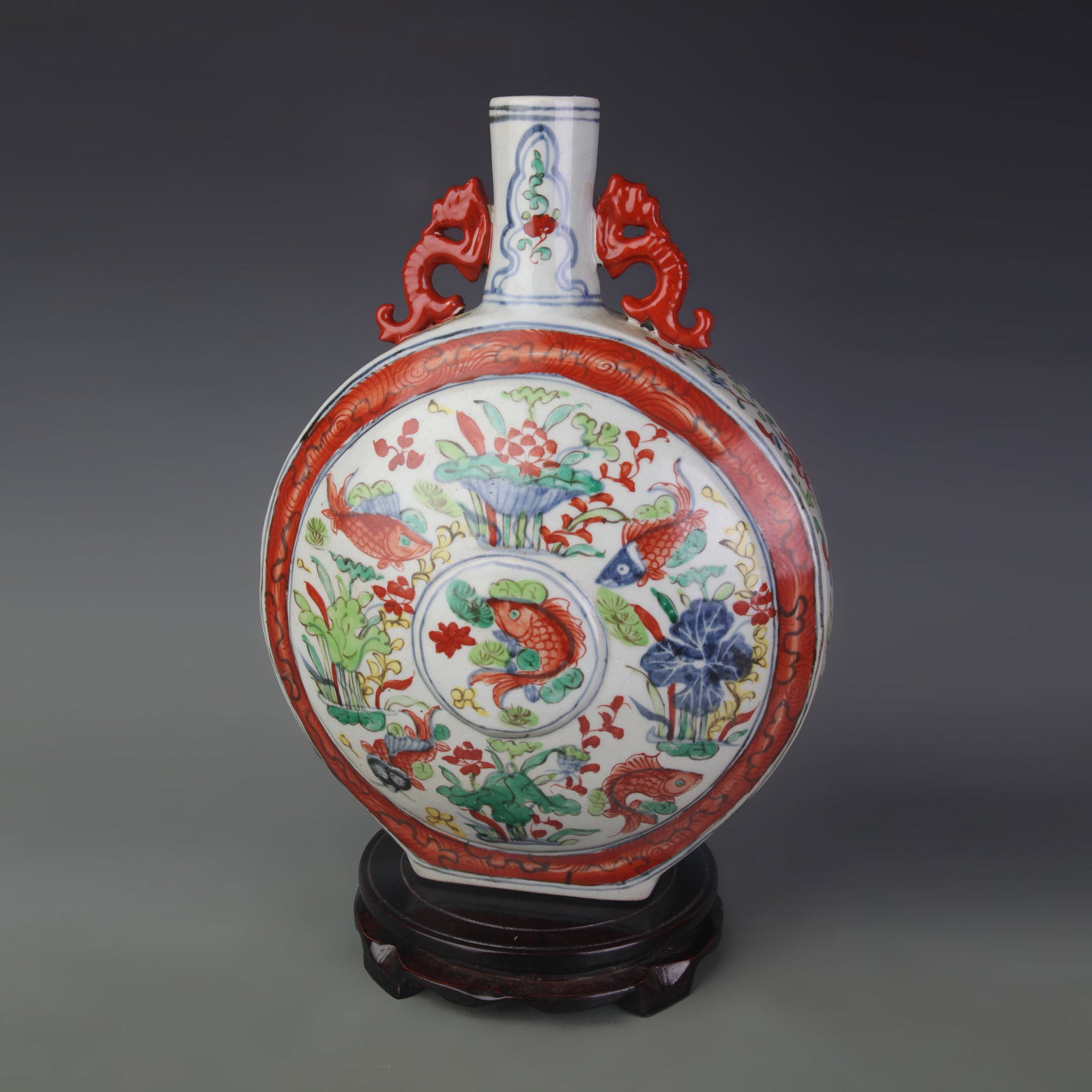 A WUCAI PORCELAIN MOON FLASK WITH FISH-AND-ALGAE MOTIF