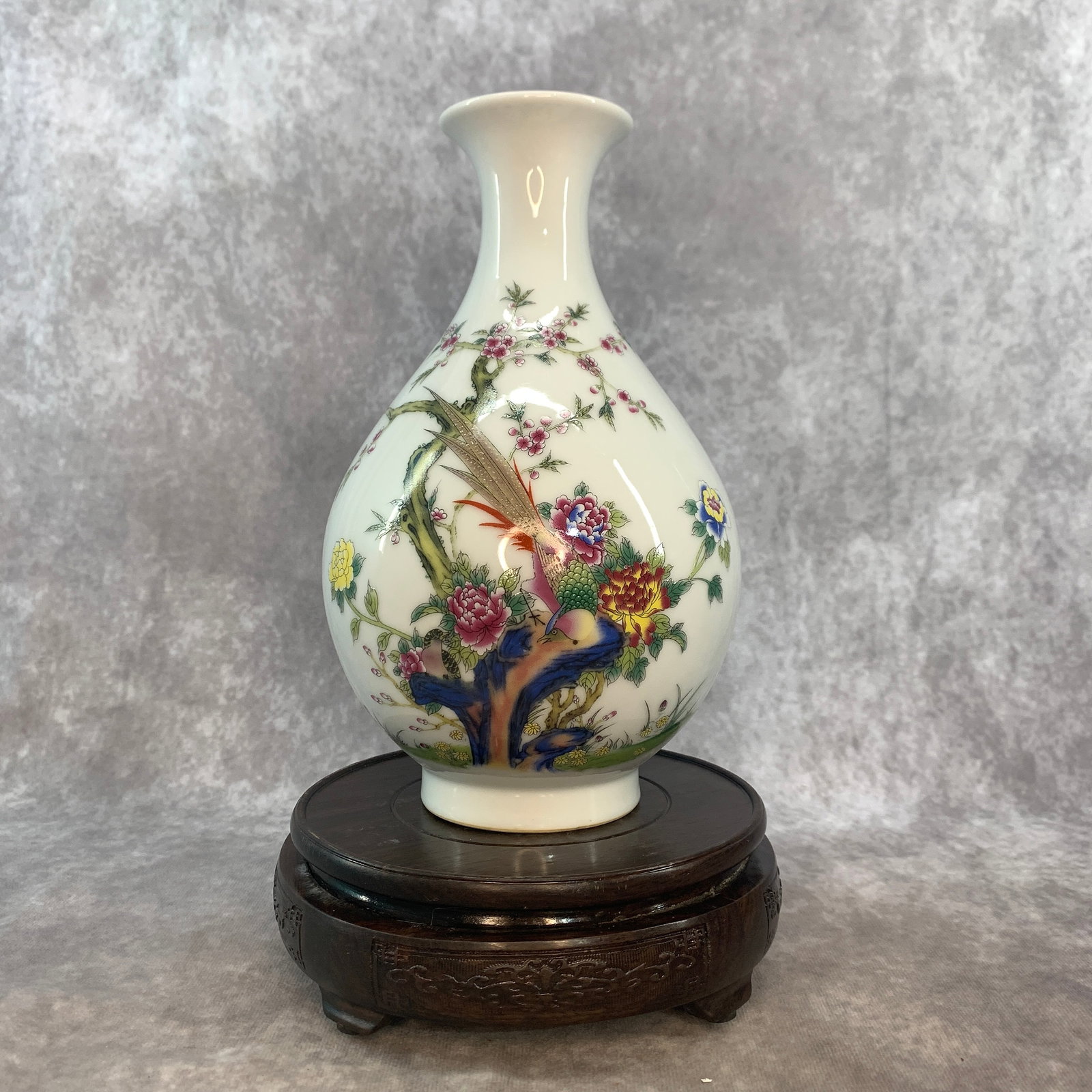 FAMILLE ROSE "BIRDS AND PEONIES" PEAR-SHAPED VASE (YUHUCHUNPING)