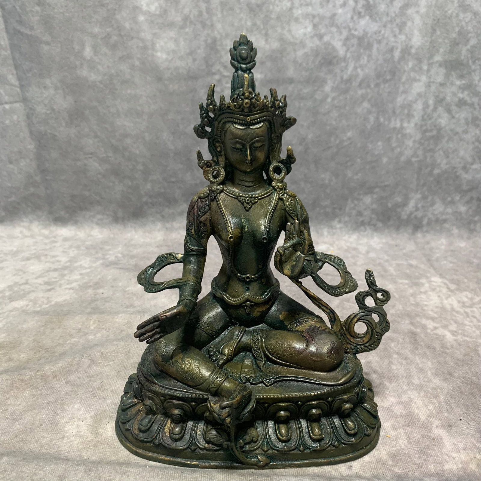A FINE TIBETAN BRONZE WHITE TARA FIGURE: Qing Dynasty; Long: 6.5 inch; Width: 3.5 inch; High: 8.3 inch; Wooden base for diplay only
