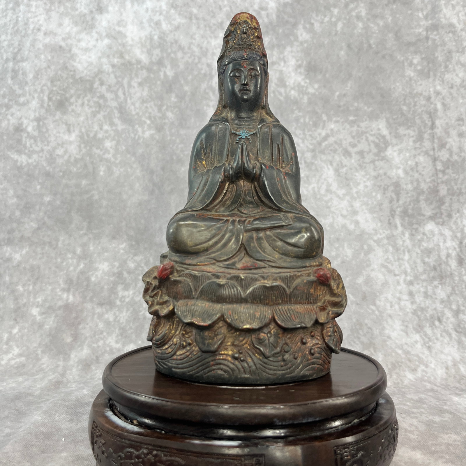 GILT-LACQUERED BRONZE STATUE OF GUANYIN (AVALOKITESHVARA)