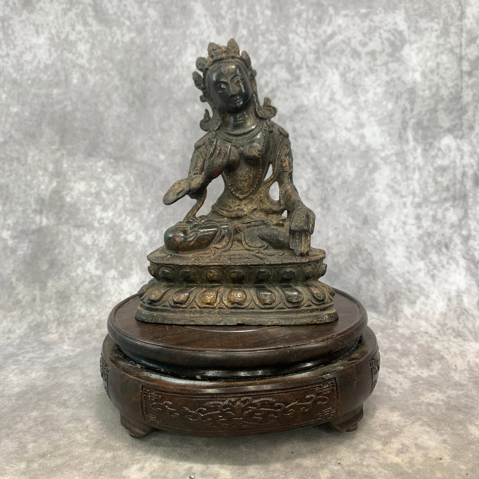 A SINO-TIBETAN PATINATED BRONZE FIGURE OF GREEN TARA