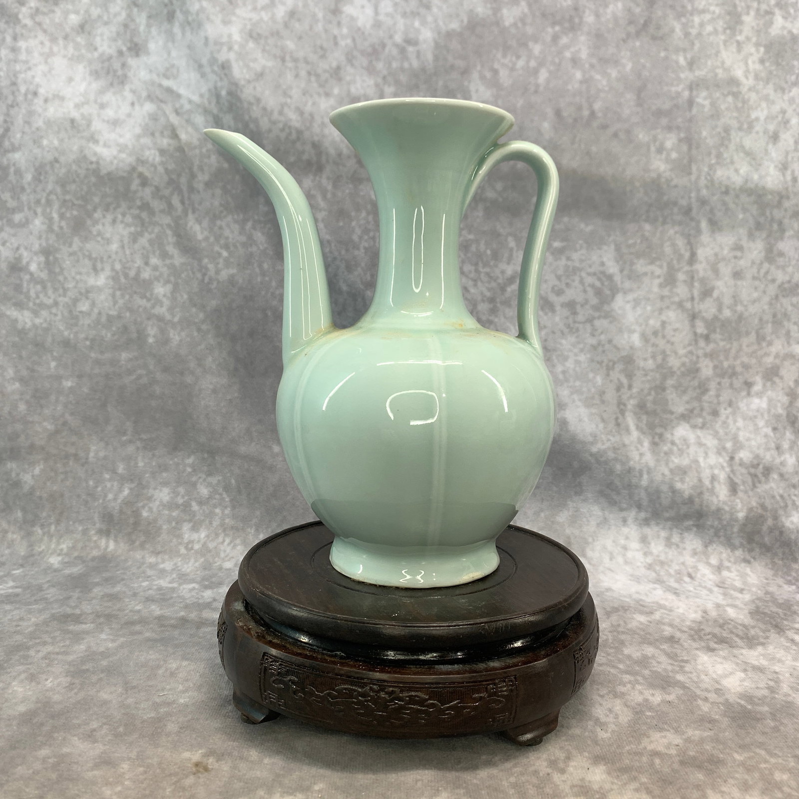 A FINE LONGQUAN CELADON GLAZE PORCELAIN EWER