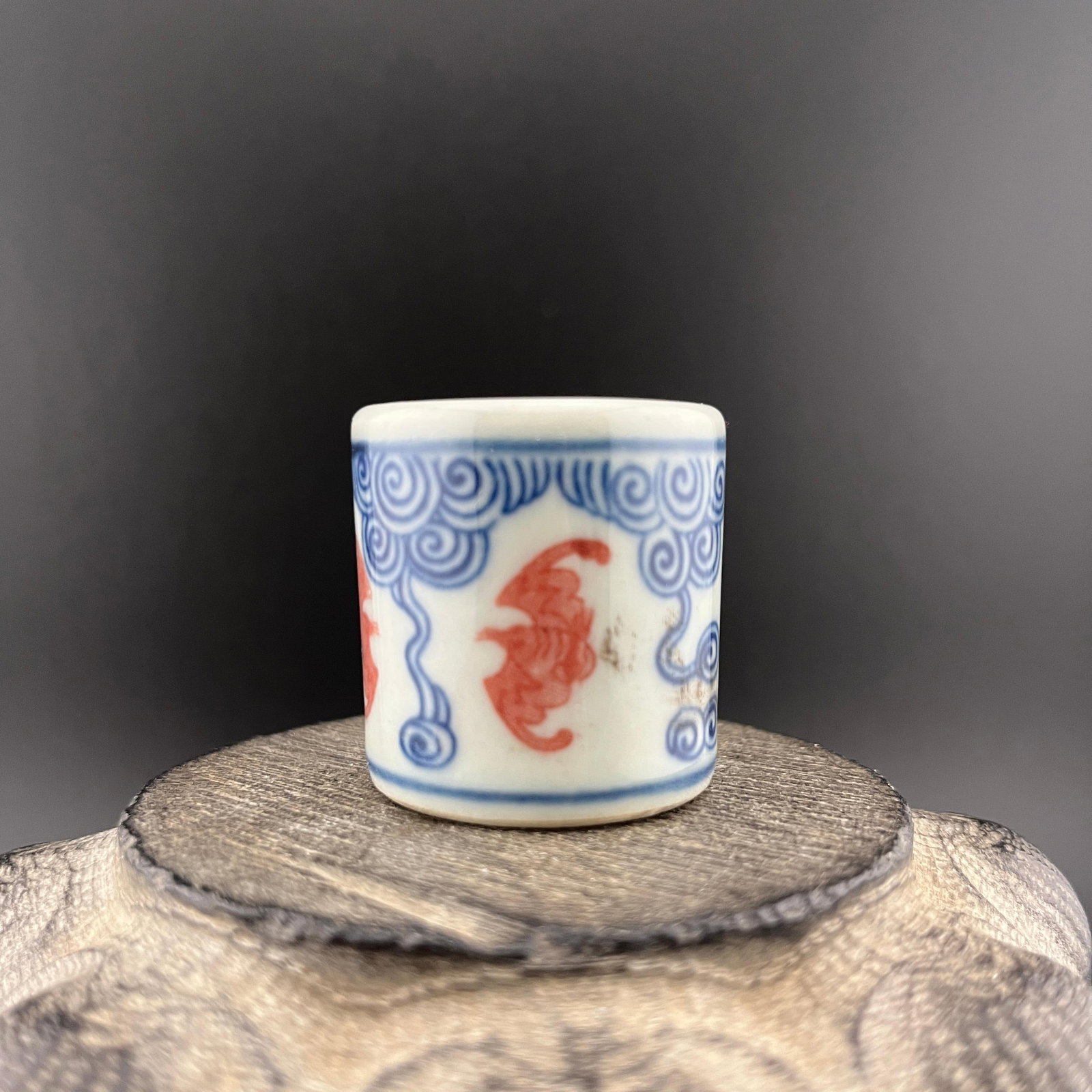 A FINE BAT PATTERN PORCELAIN THUMB RING