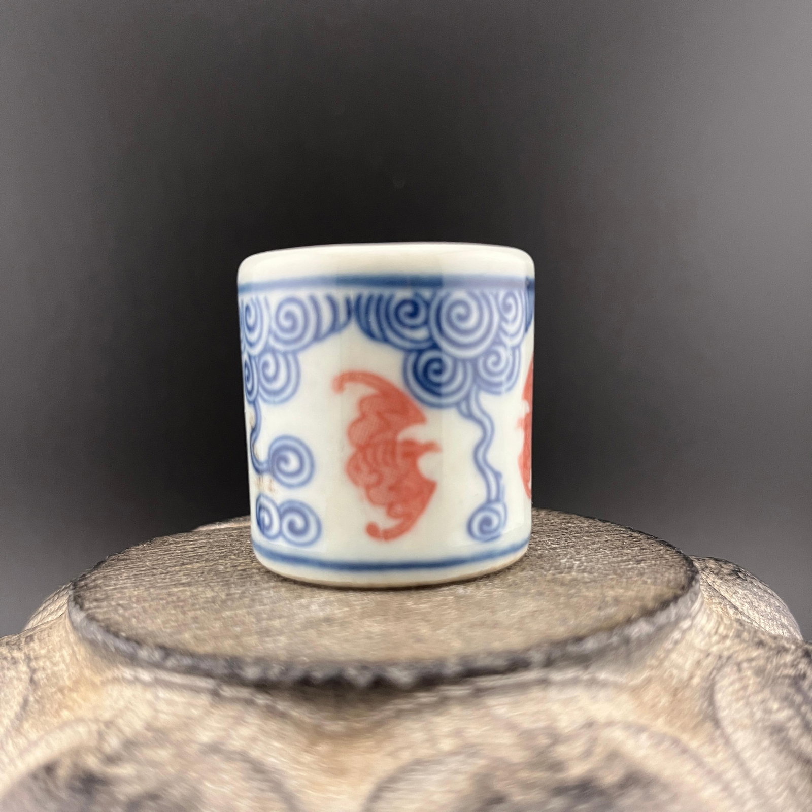 A FINE BAT PATTERN PORCELAIN THUMB RING - 2