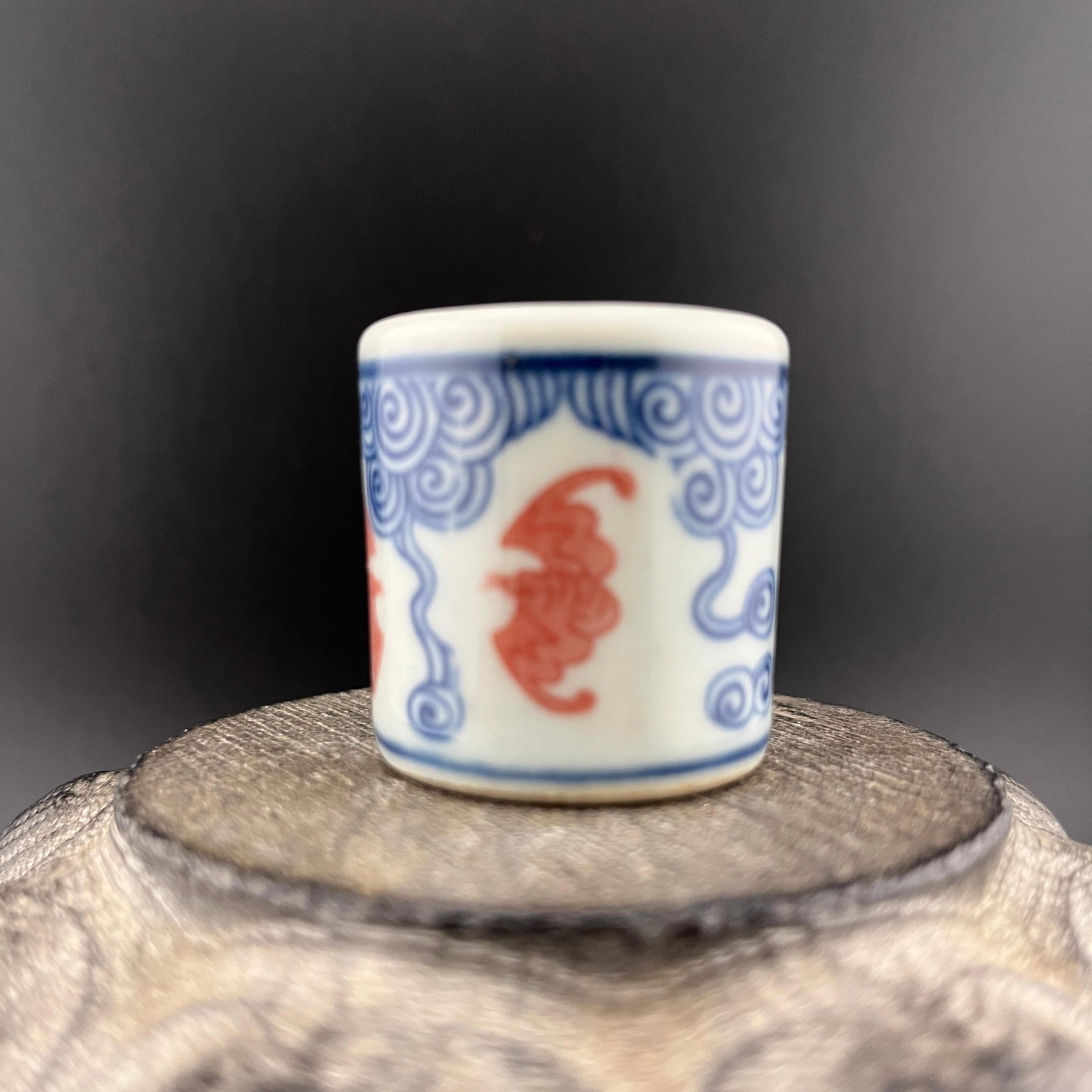 A FINE BAT PATTERN PORCELAIN THUMB RING - 3