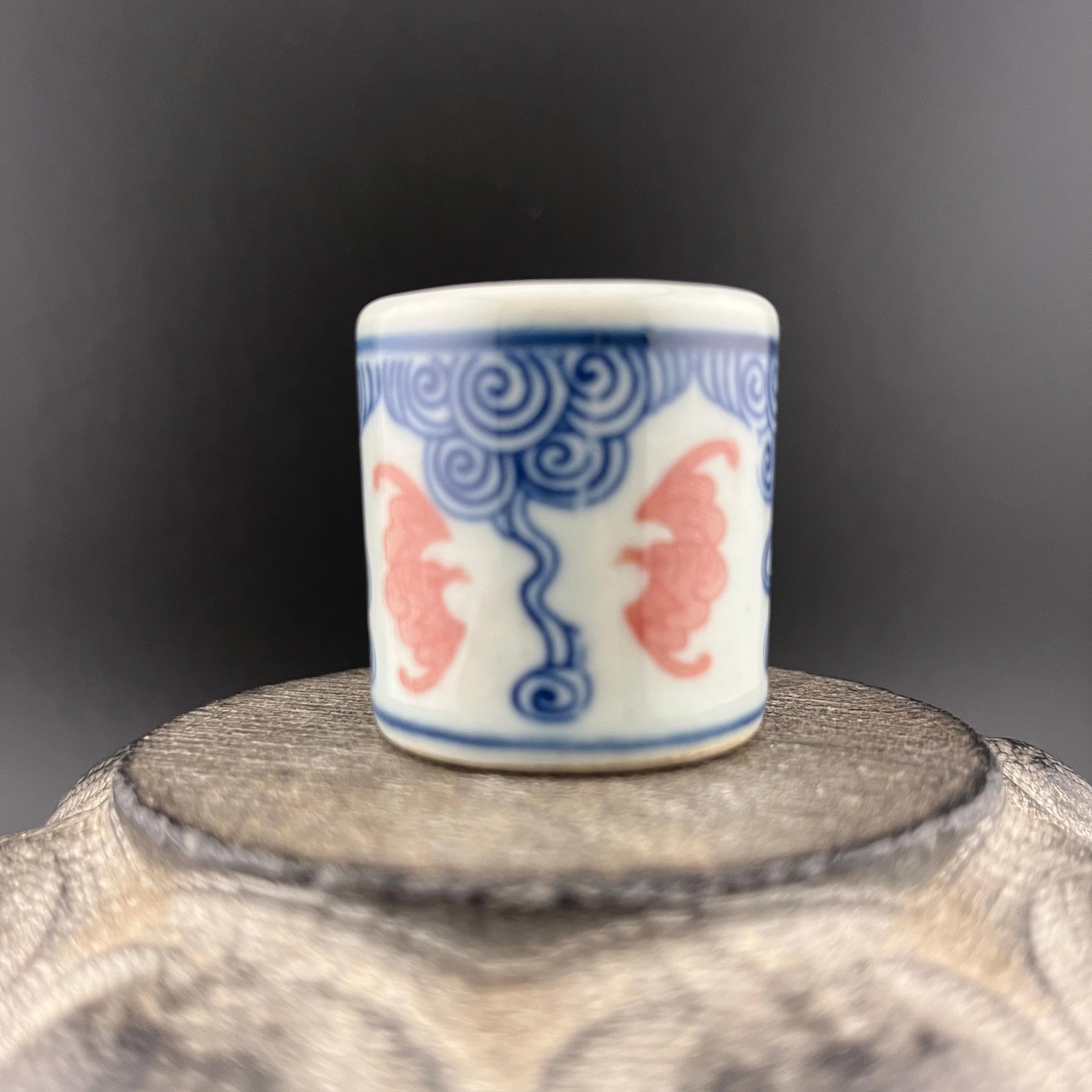 A FINE BAT PATTERN PORCELAIN THUMB RING - 4
