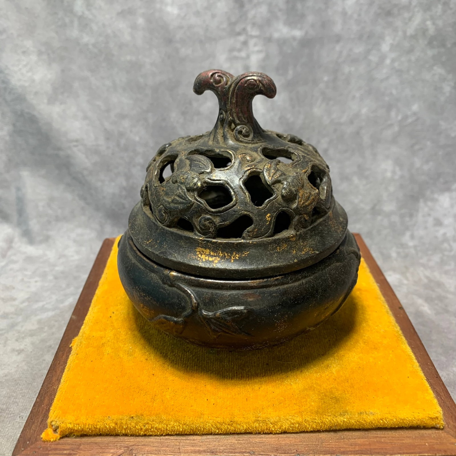 A FINE BRONZE GILDED INCENSE BURNER WITH "FORTUNE" PATTERN