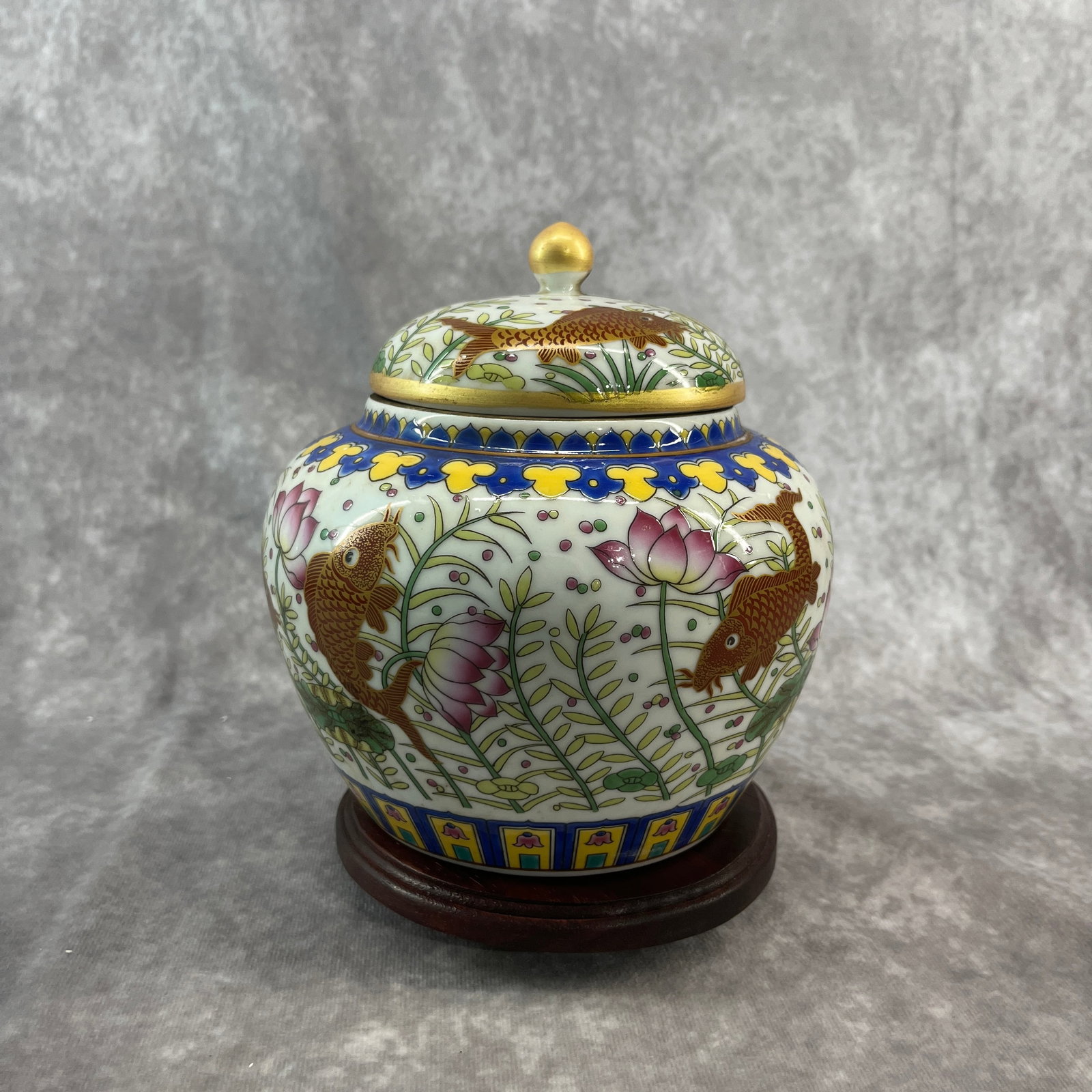 A FINE GOLD FISH AND LOTUS BLOSSOMS PATTERN WU CAI PORCELAIN JAR