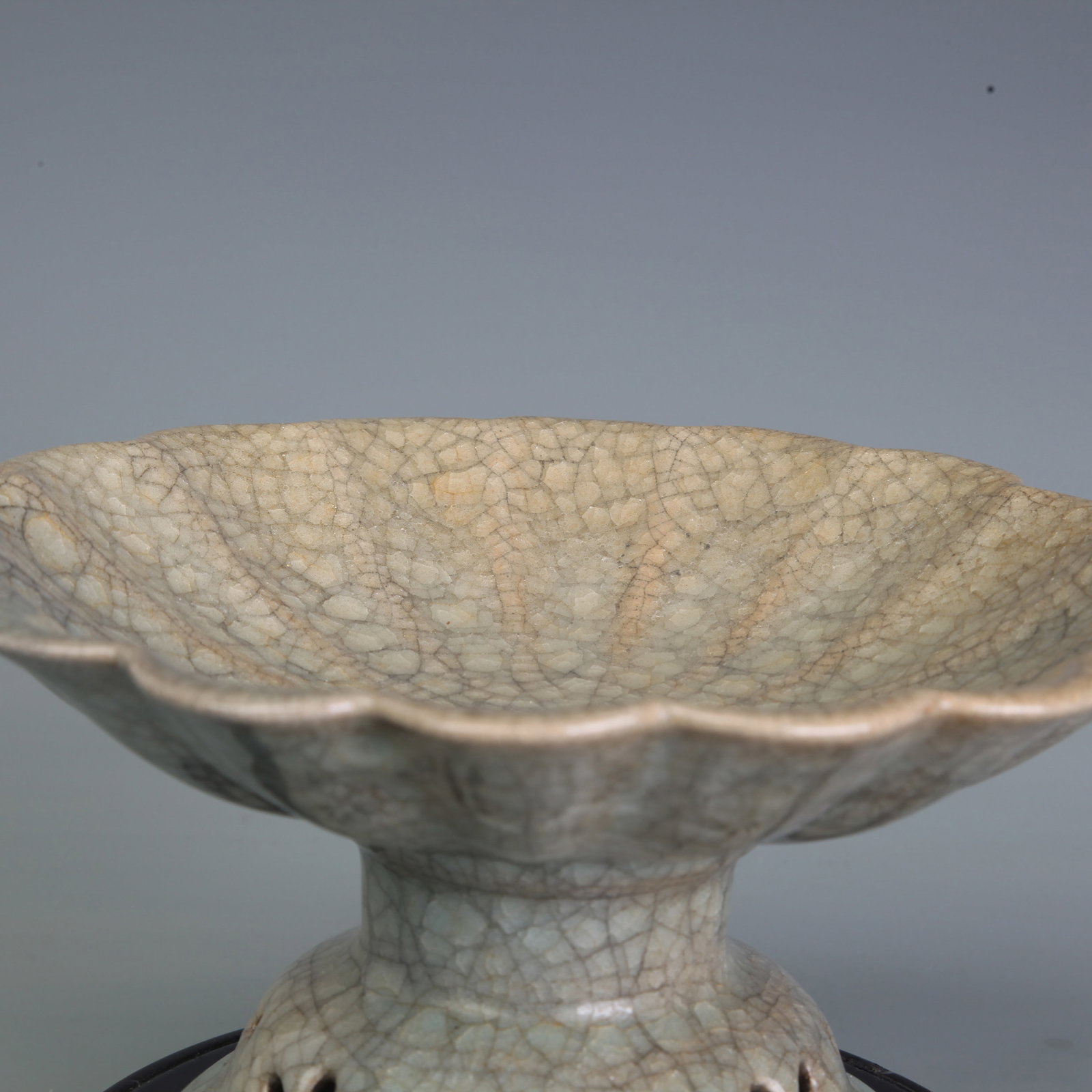 A FINE SUNFLOWER-SHAPED FOOTED FRUIT PORCELAIN BOWL