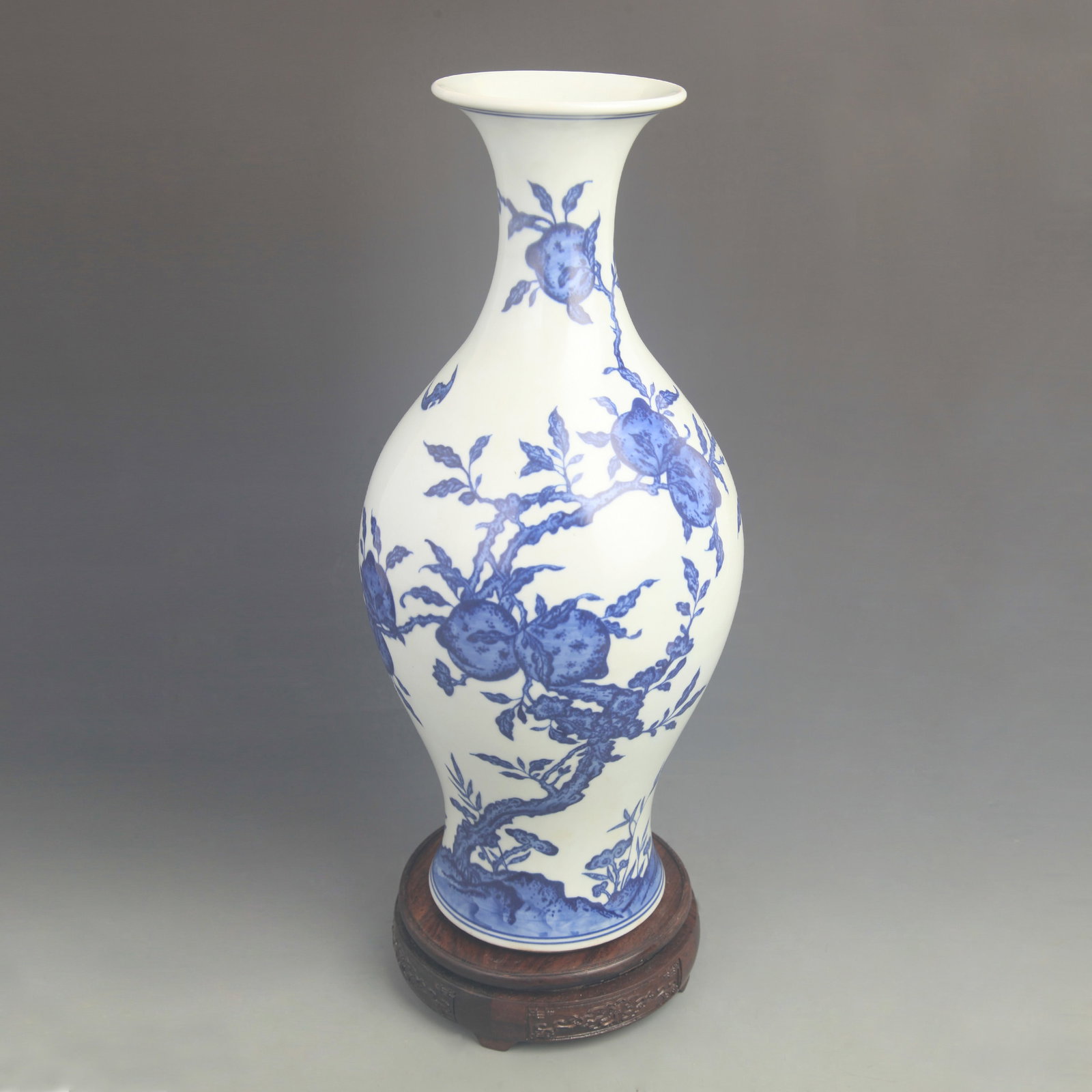 BLUE AND WHITE “FU SHOU?? FLOWER PATTERN PORCELAIN VASE: Qing Dynasty Qian Long Period;High: 16.2 inch;Diameter: 6.50 inch; Wooden base for diplay only