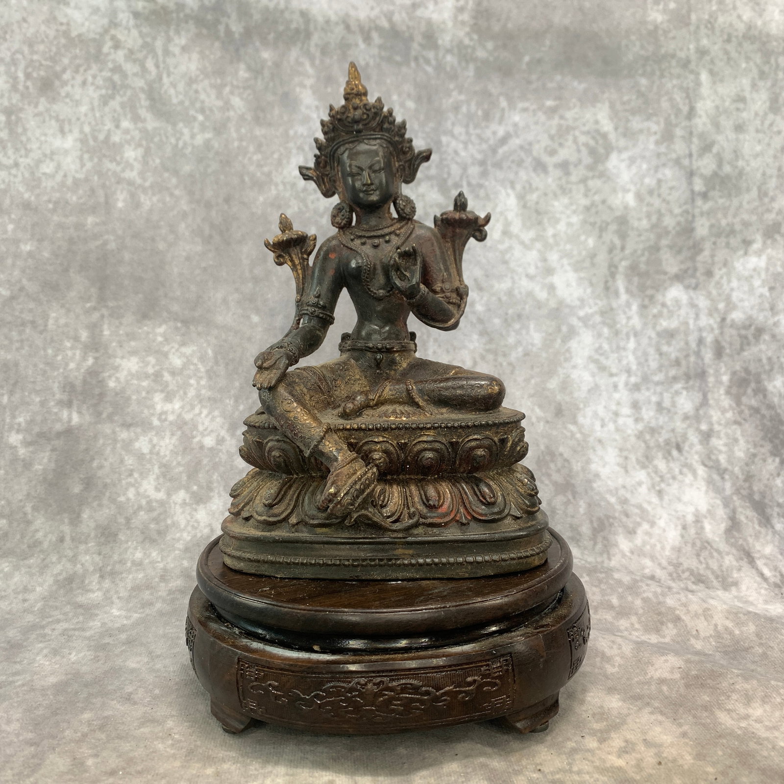 A TIBETAN PATINATED BRONZE FIGURE OF WHITE TARA: ; Long: 5.4 inch; Width: 4.2 inch; High: 8.4 inch; Wooden base for diplay only