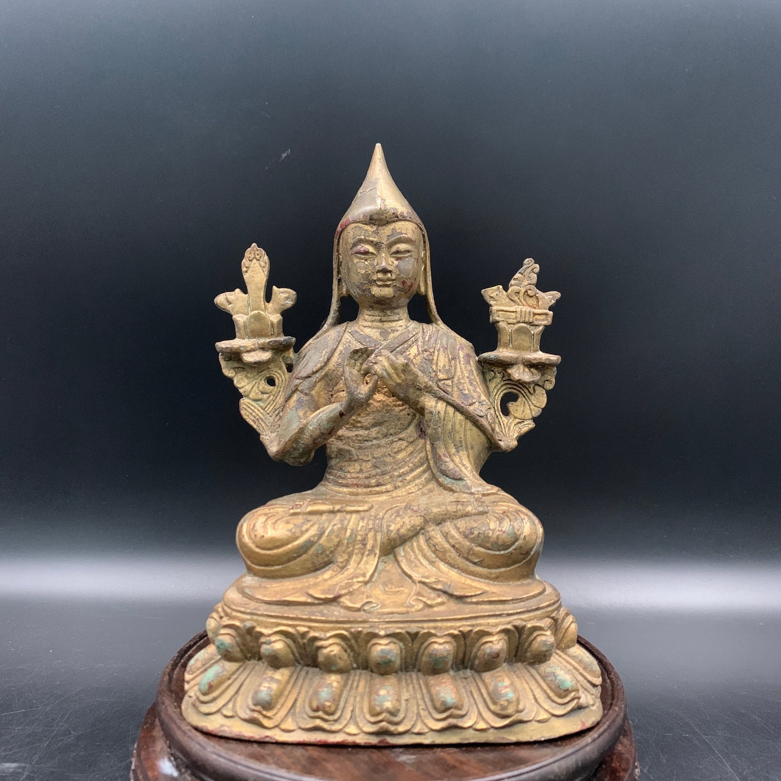 A FINE TIBETAN GILT-BRONZE STATUE OF TSONGKHAPA