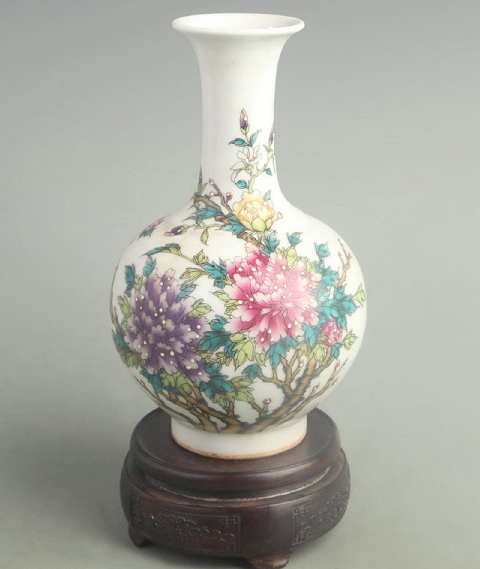 A FINE FAMILLE ROSE PEONY PORCELAIN VASE