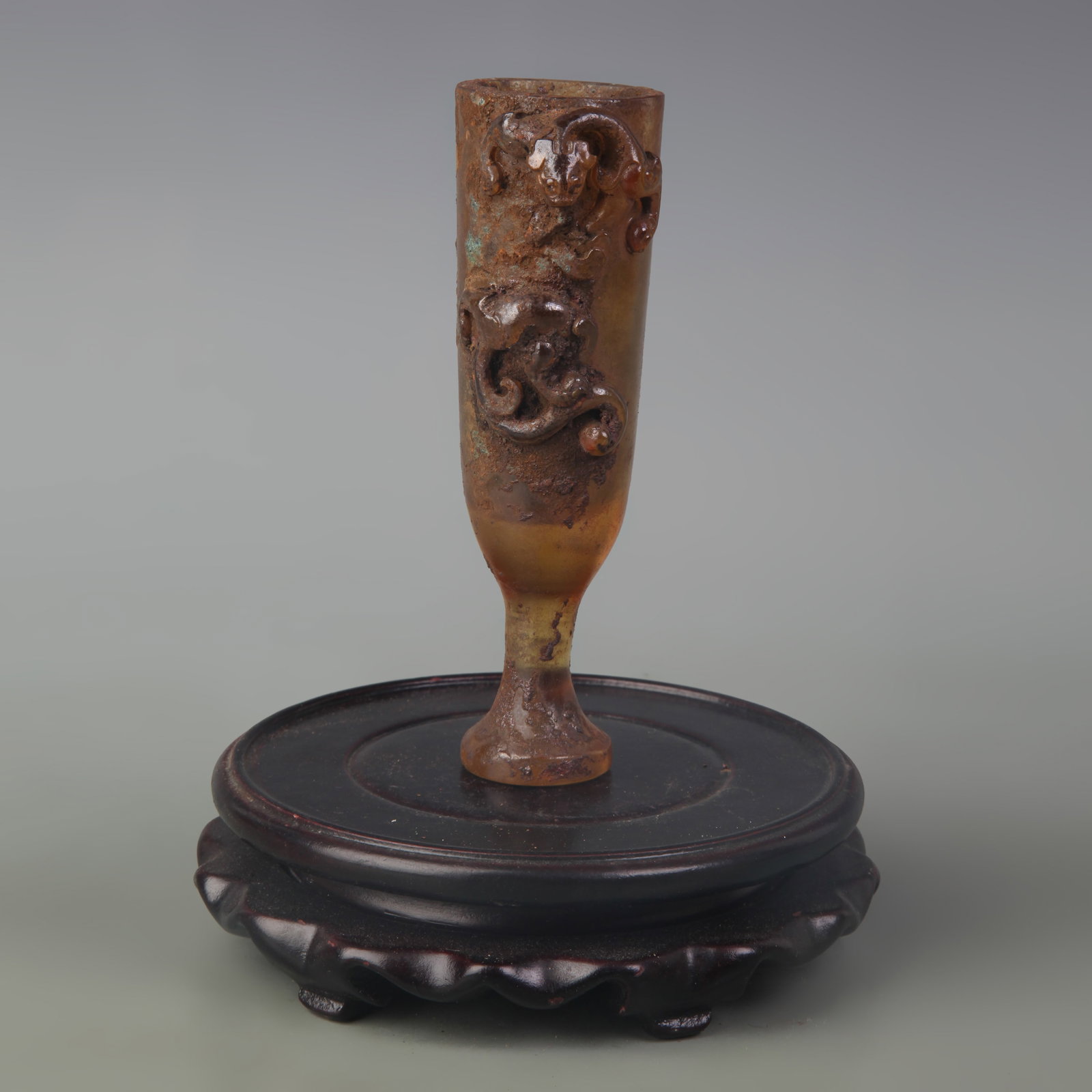 A FINE CHI LONG CARVED CRYSTAL CUP