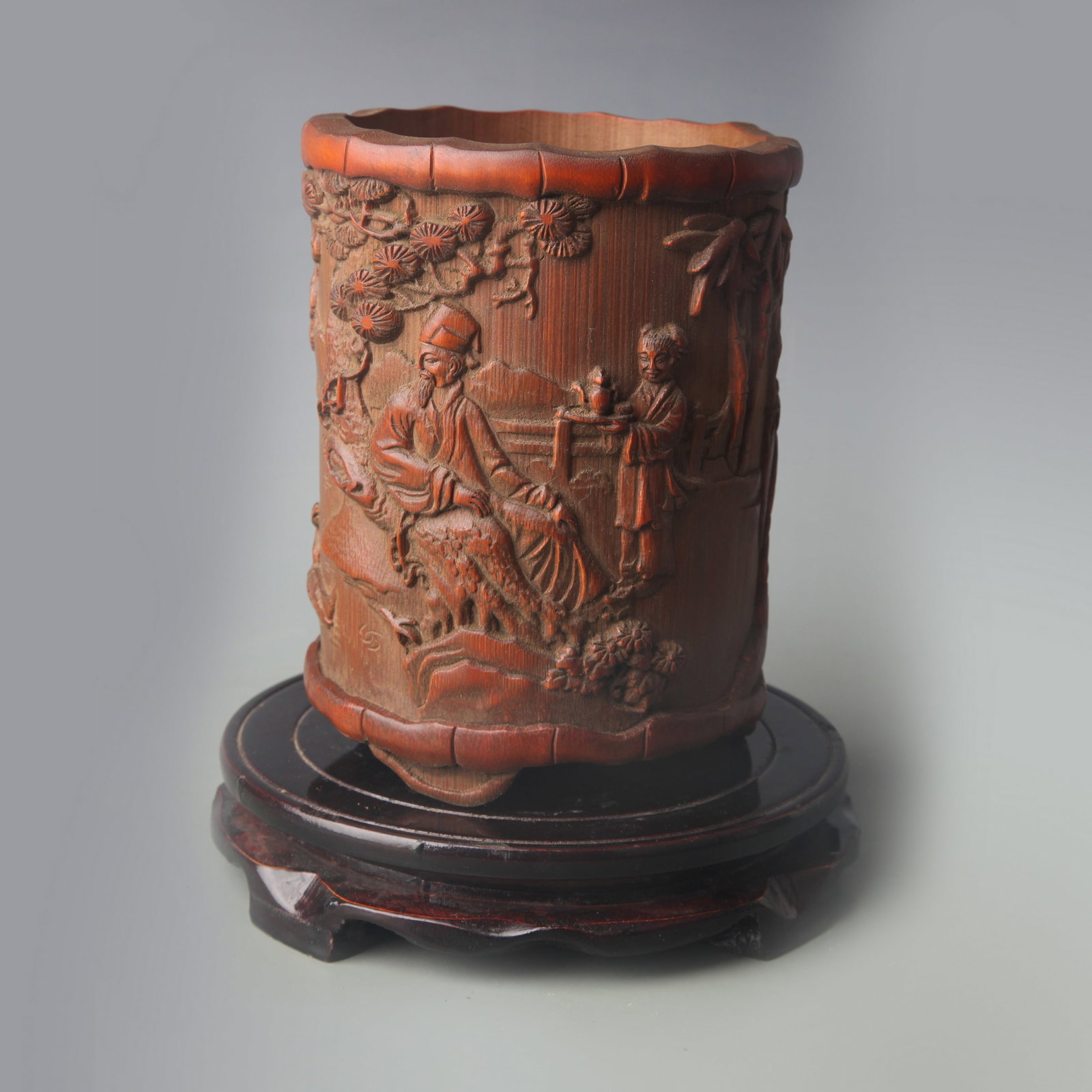 A FINE BAMBOO-CARVED BRUSH POT