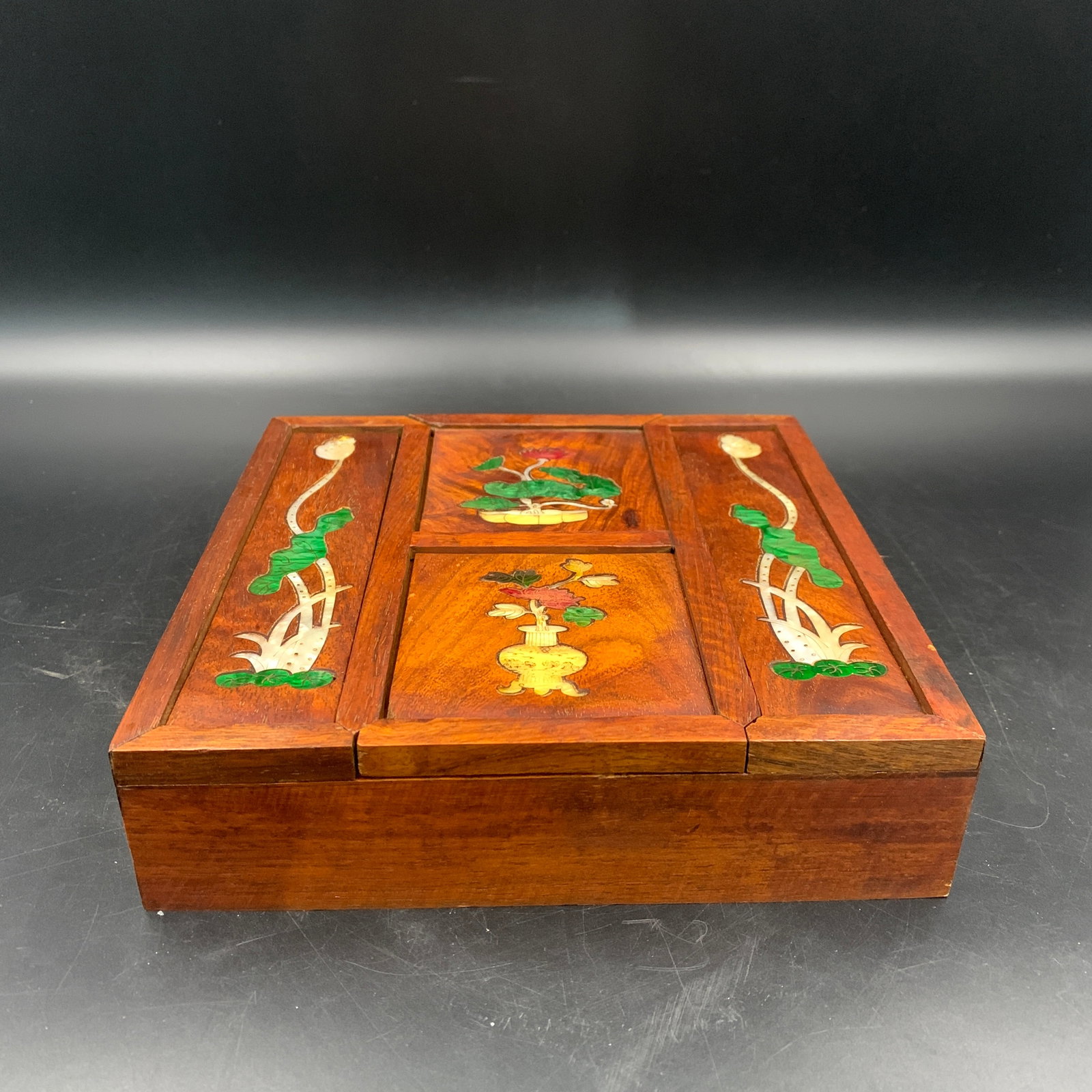 A FINE INLAID HARDWOOD LOTUS PATTERN MULTI-PANEL BOX: Modern; Long: 7.9 inch; Width: 7.9 inch; High: 1.9 inch