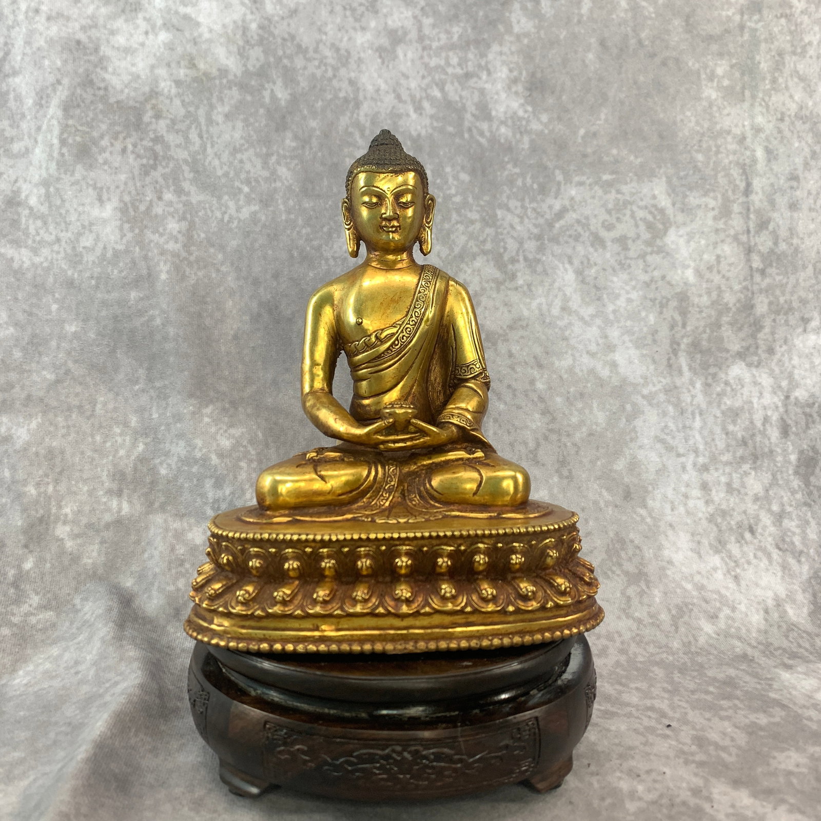 A FINE GILT-BRONZE MEDICINE BUDDHA (BHAISAJYAGURU)