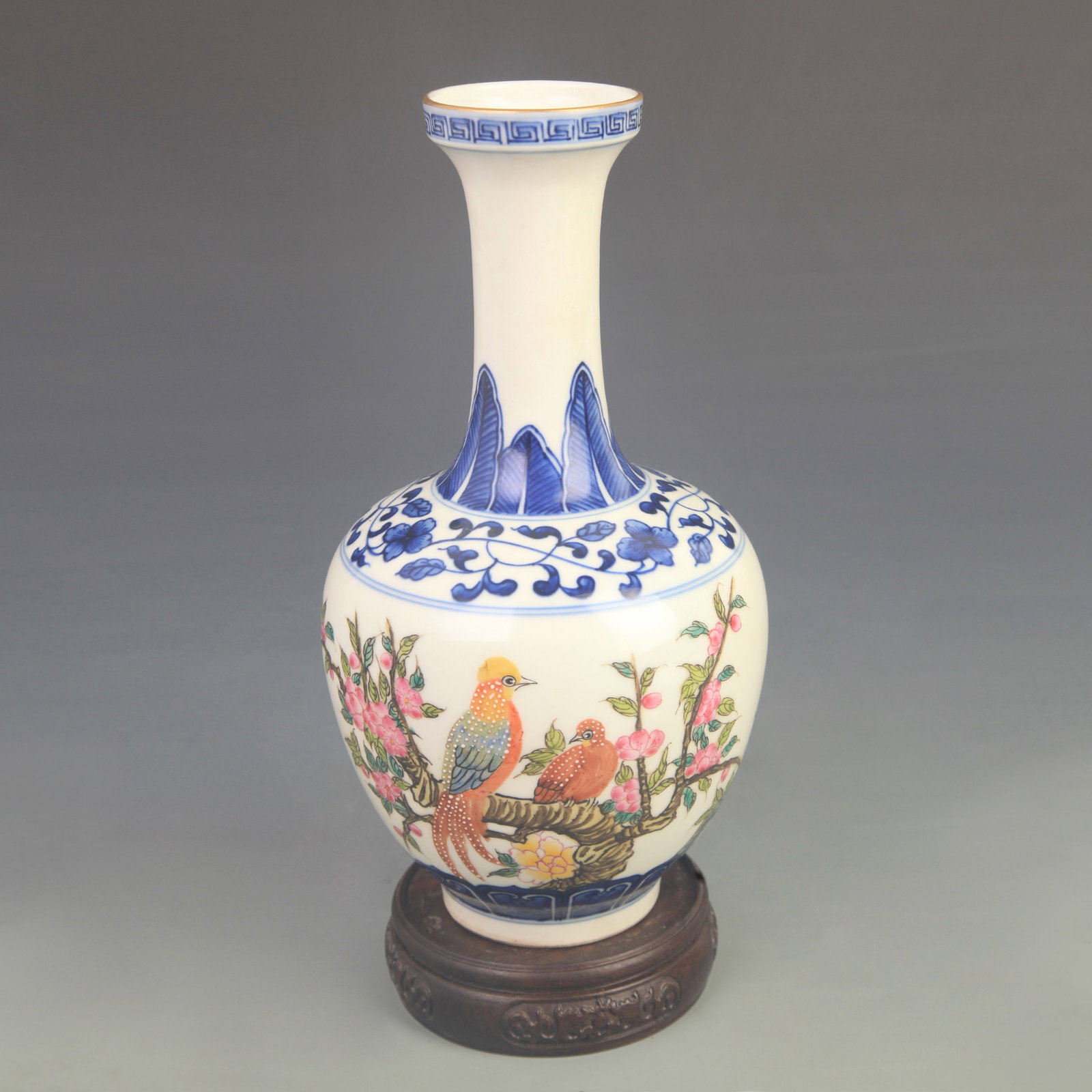 A FINE ENAMEL FLORAL PATTERN DISPLAY PORCELAIN VASE