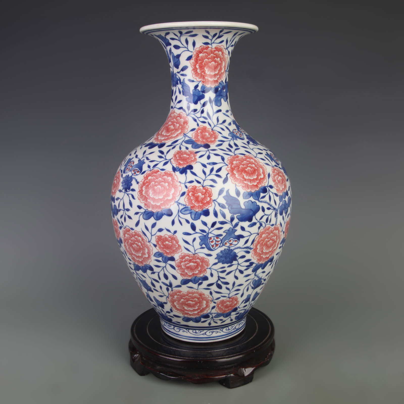 A BLUE AND WHITE UNDERGLAZE RED FLORAL PORCELAIN VASE