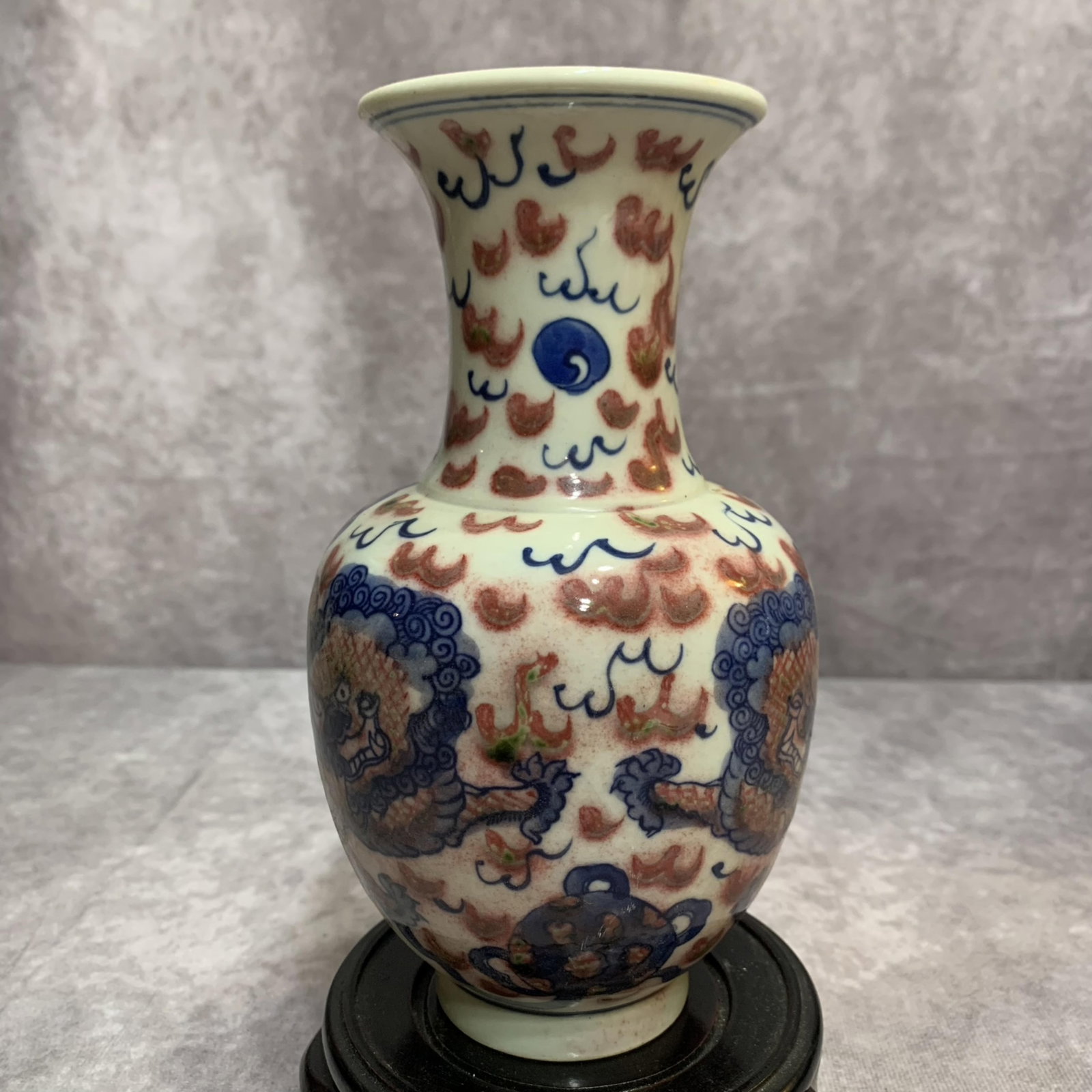 A BLUE AND WHITE UNDERGLAZED RED DRAGON PATTERN PORCELAIN VASE