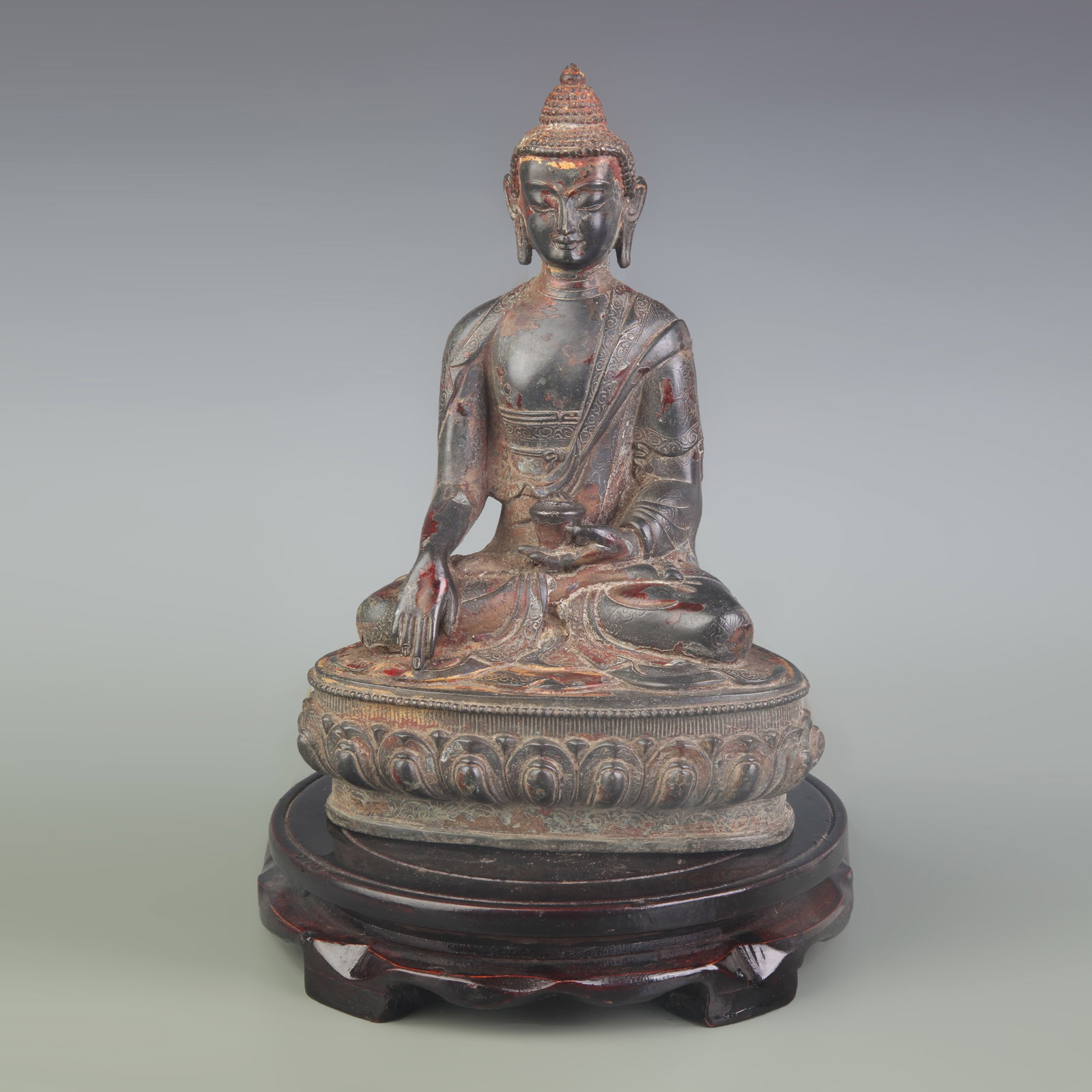 A GILT-BRONZE FIGURE OF SHAKYAMUNI BUDDHA