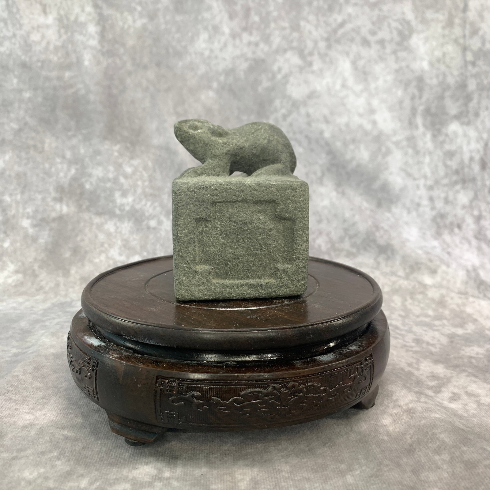 A FINE ARCHAIC-STYLE ANIMAL STYLE STONE WEIGHT: Republic Period; Long: 2.6 inch; Width: 2.6 inch; High: 3.33 inch; Wooden base for diplay only