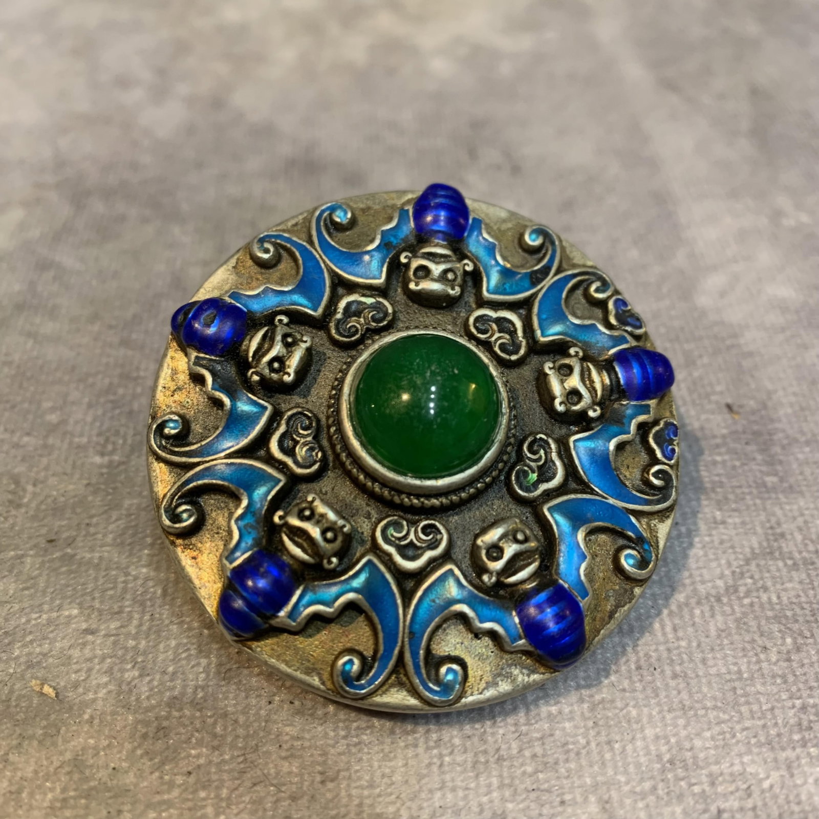 A FINE WHITE BRONZE PENDANT WITH GEM STONE