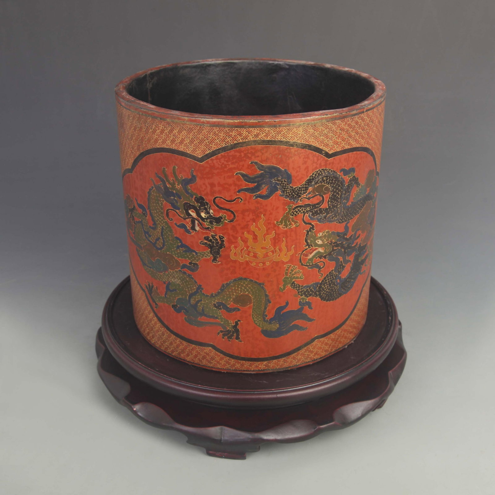 PAINTED LACQUER BRUSH POT WITH GOLD INCISED DECORATION (1 of 5)