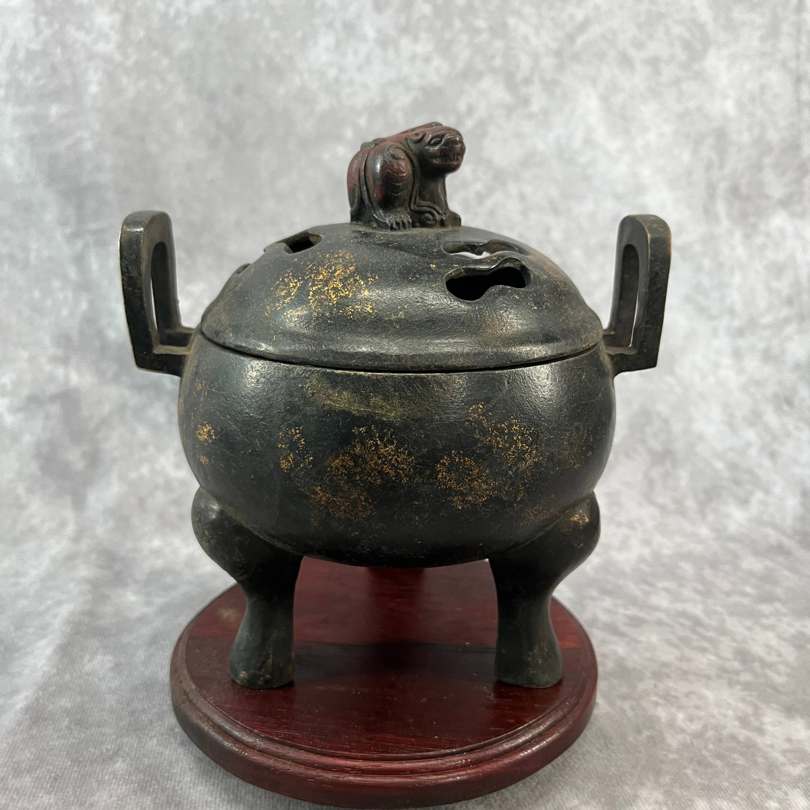 A FINE GILT-SPLASHED BRONZE TRIPOD COVERED INCENSE BURNER, DING
