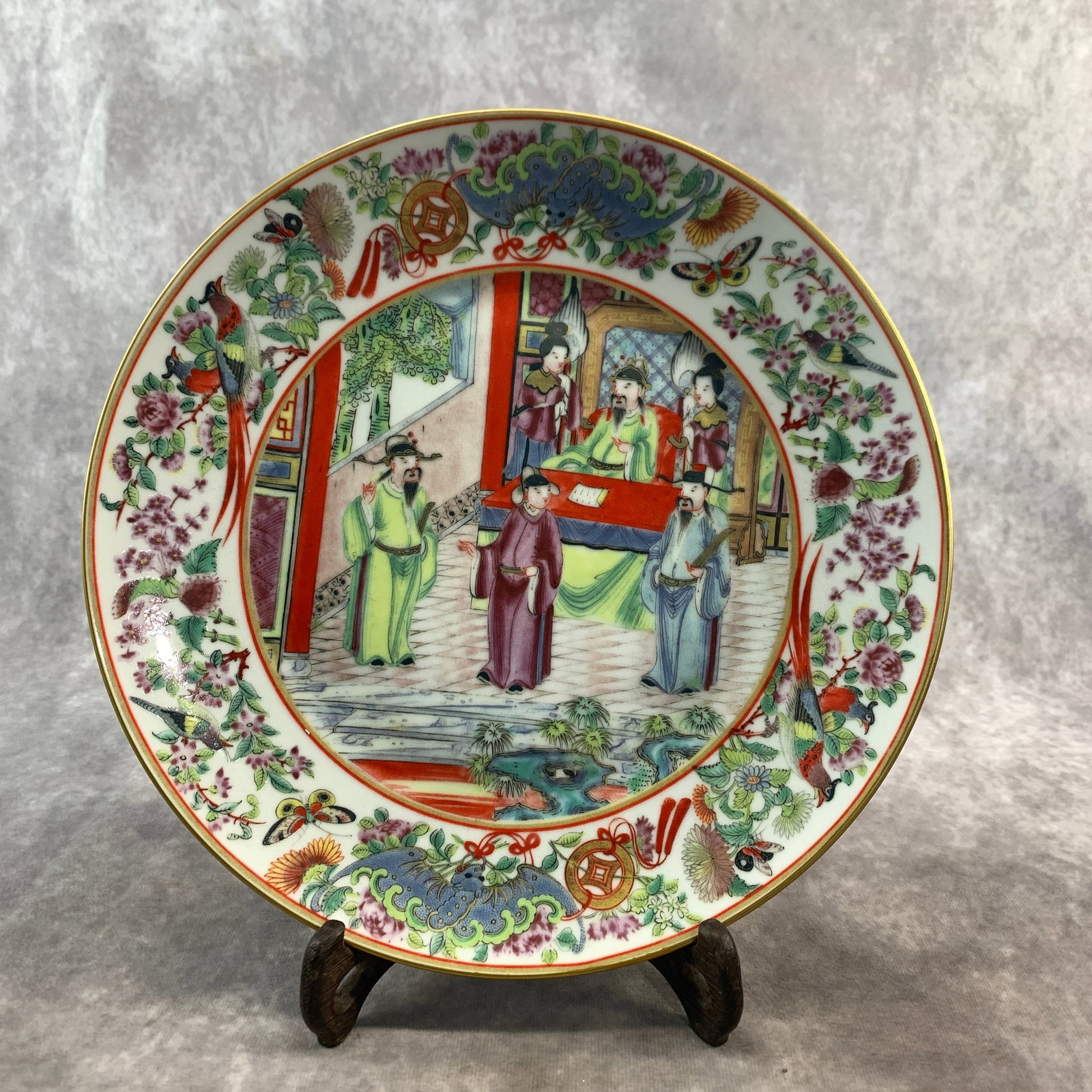 A FINE FAMILLE ROSE "COURT AUDIENCE" PORCELAIN PLATE