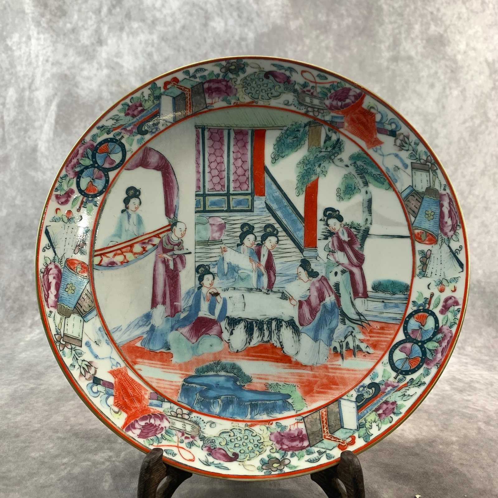 A FINE FAMILLE ROSE SCHOLARY COURTLY GATHERING SCENE PORCELAIN PLATE